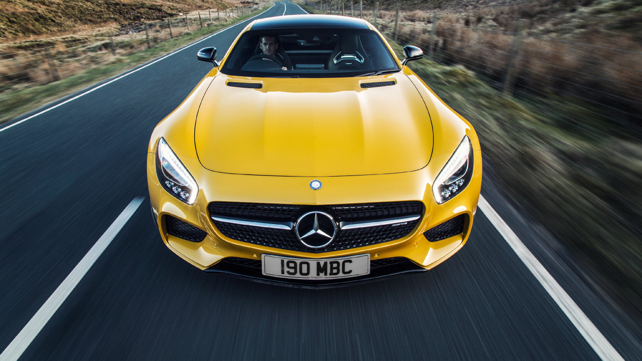 Coche Mercedes Benz Marrón en la Carretera Durante el Día. Wallpaper in 1280x720 Resolution