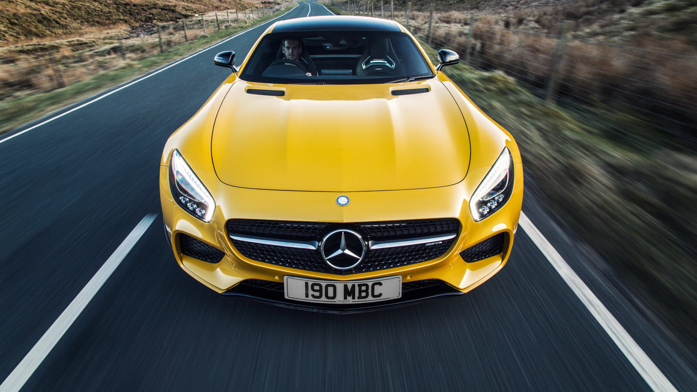 Coche Mercedes Benz Marrón en la Carretera Durante el Día. Wallpaper in 1366x768 Resolution