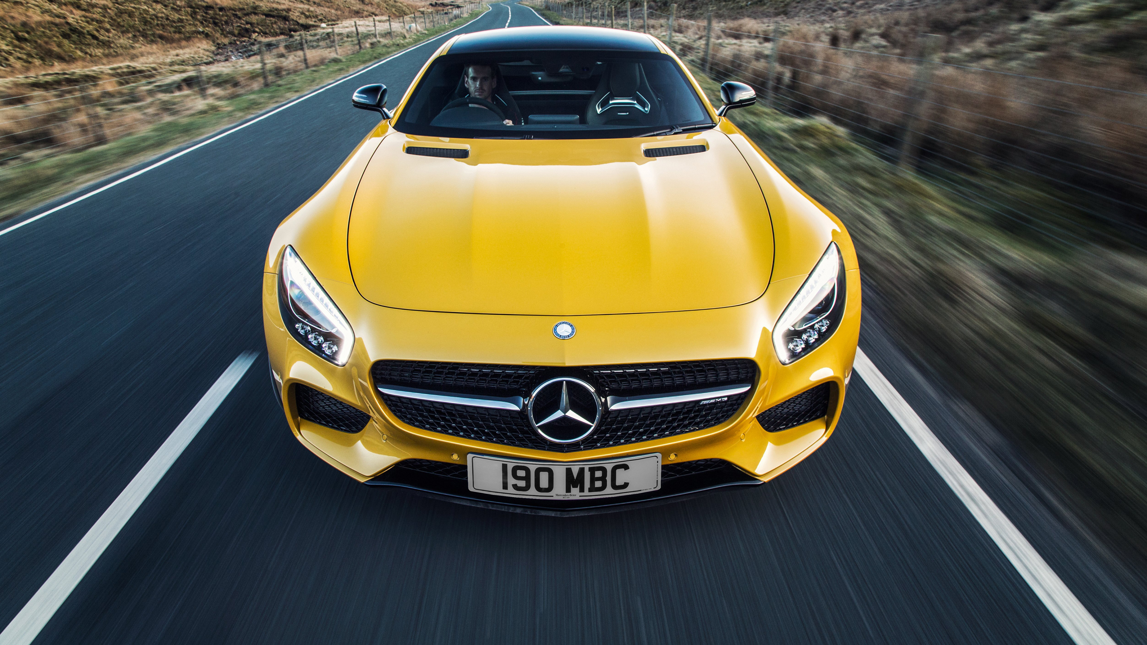 Coche Mercedes Benz Marrón en la Carretera Durante el Día. Wallpaper in 3840x2160 Resolution