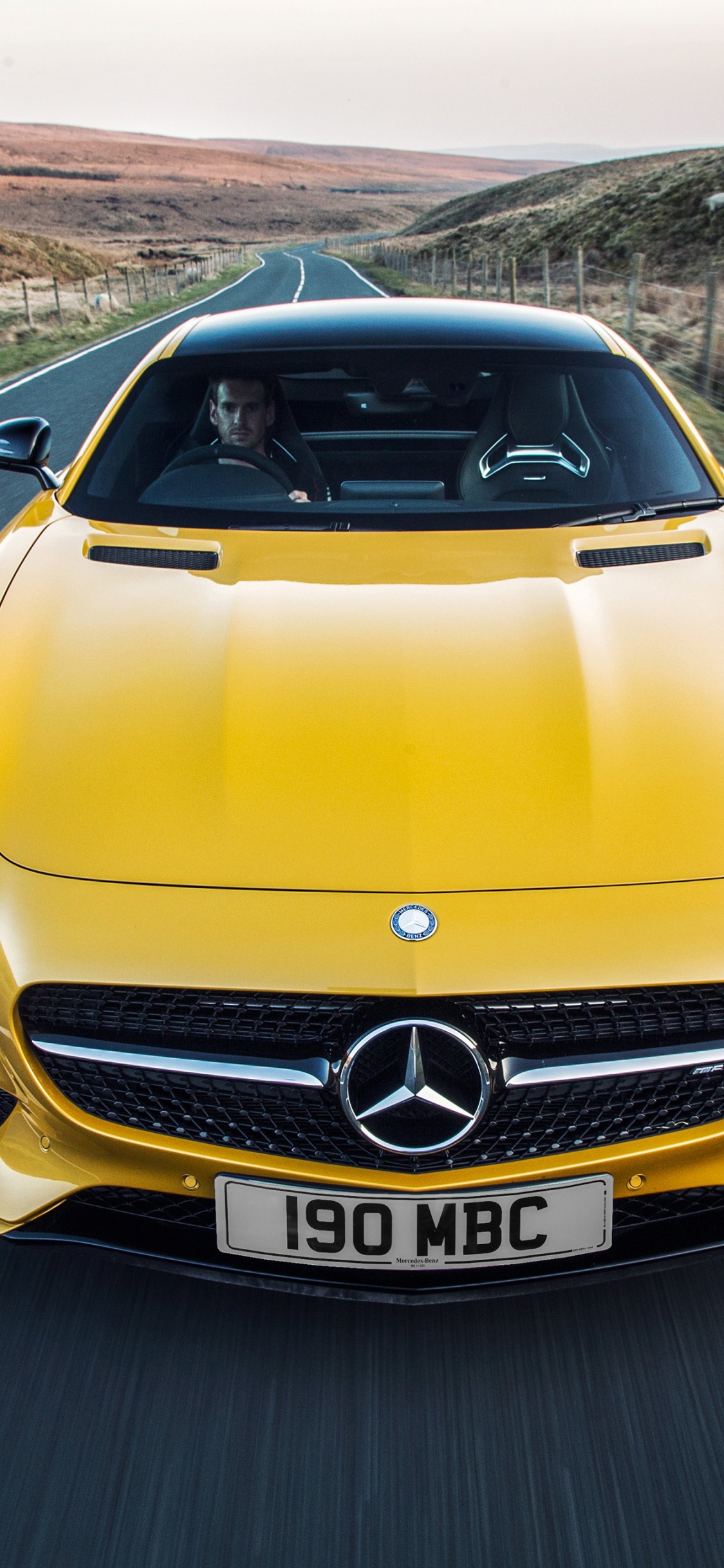 Braunes Mercedes Benz Auto Tagsüber Unterwegs. Wallpaper in 1125x2436 Resolution