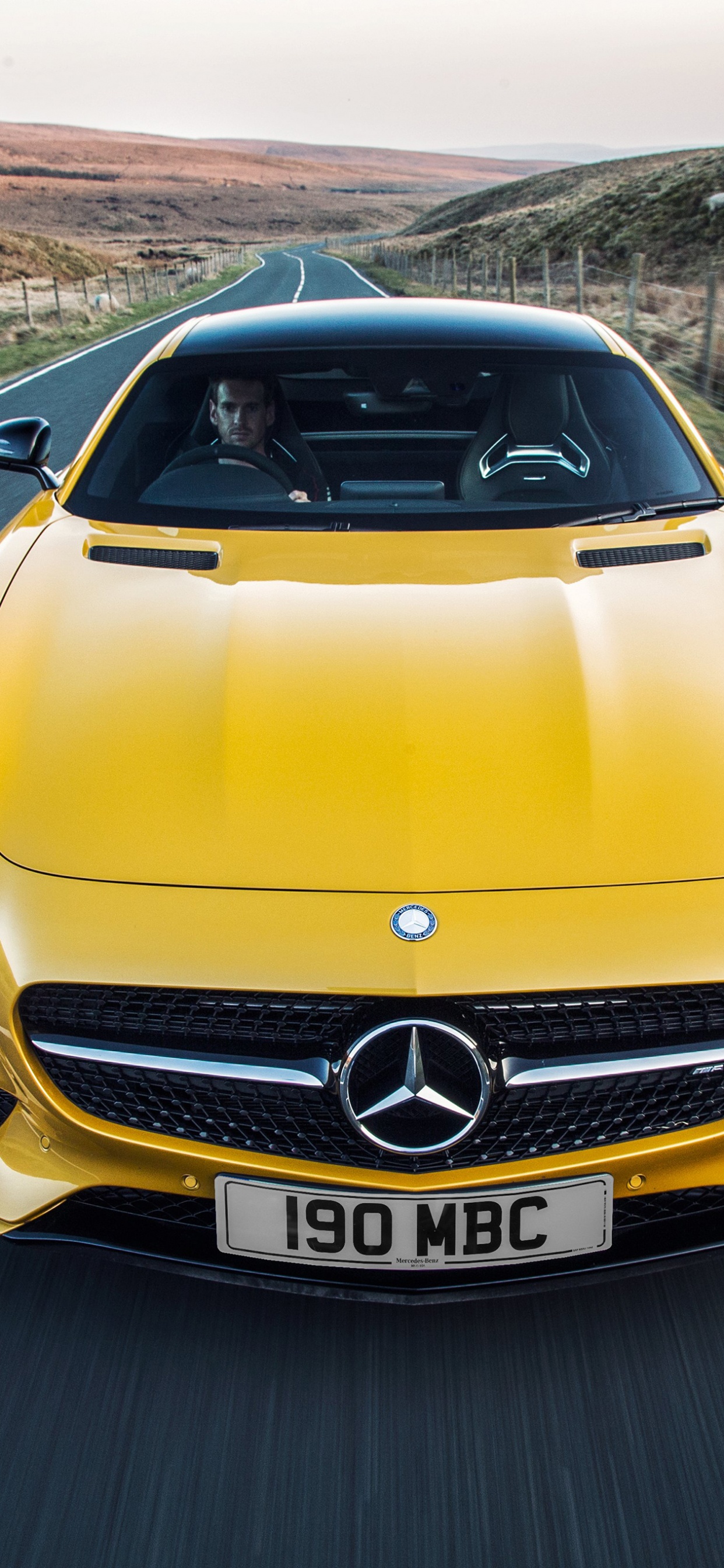 Braunes Mercedes Benz Auto Tagsüber Unterwegs. Wallpaper in 1242x2688 Resolution