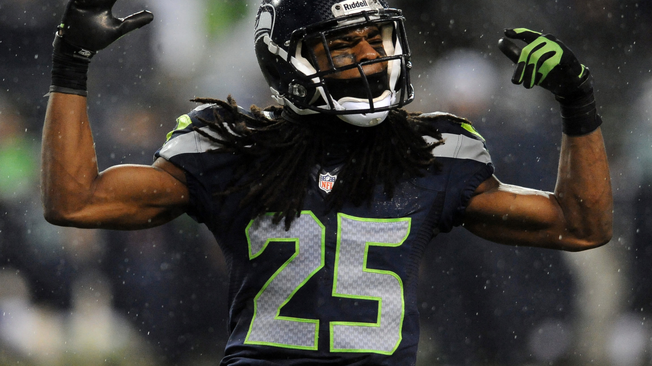 Black and White Football Helmet. Wallpaper in 2560x1440 Resolution