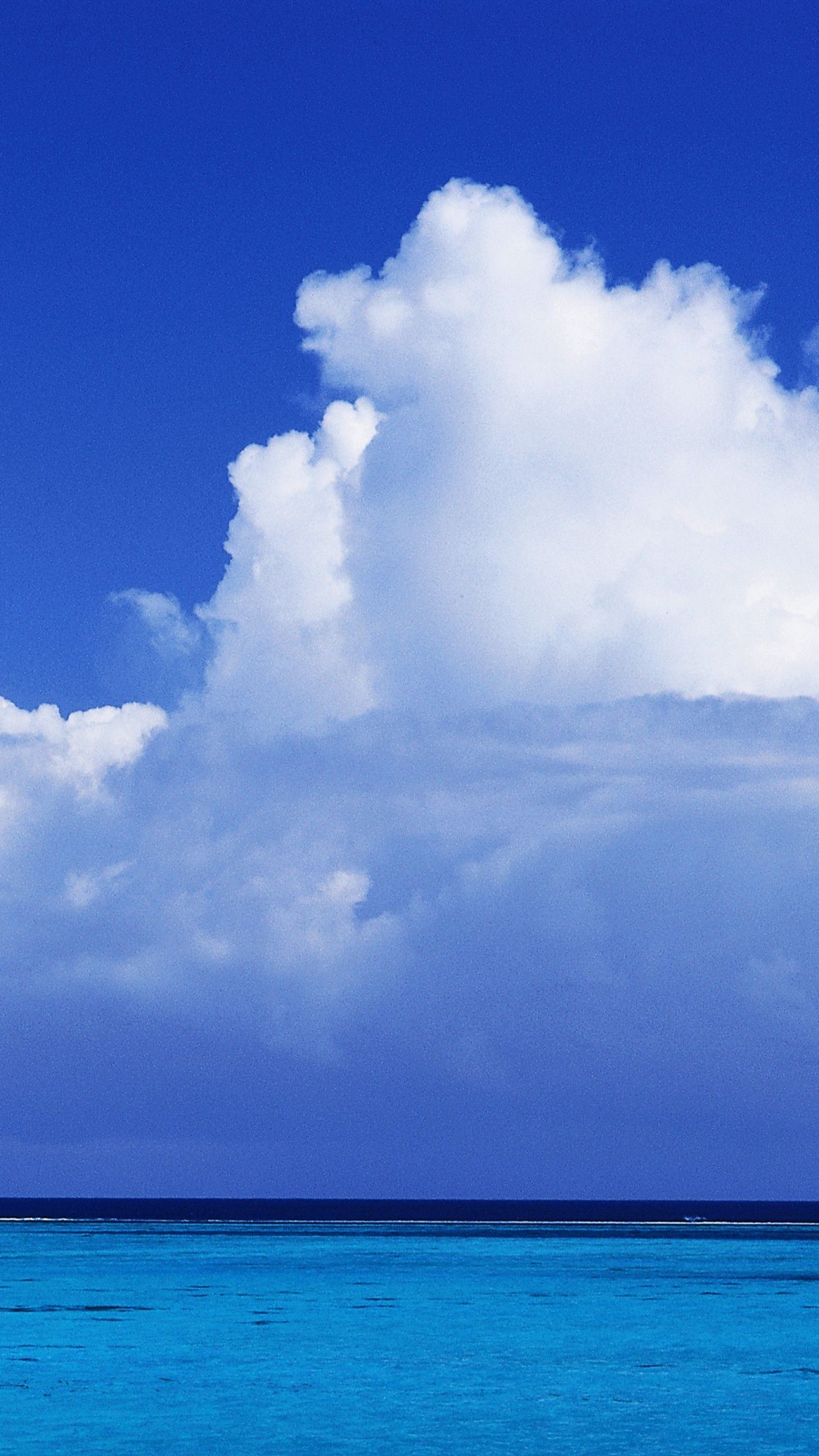 Blaues Meer Unter Blauem Himmel Und Weiße Wolken Tagsüber. Wallpaper in 1080x1920 Resolution