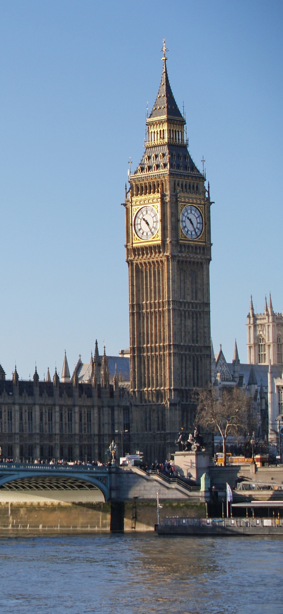 Big Ben Bajo un Cielo Azul Durante el Día.. Wallpaper in 1125x2436 Resolution