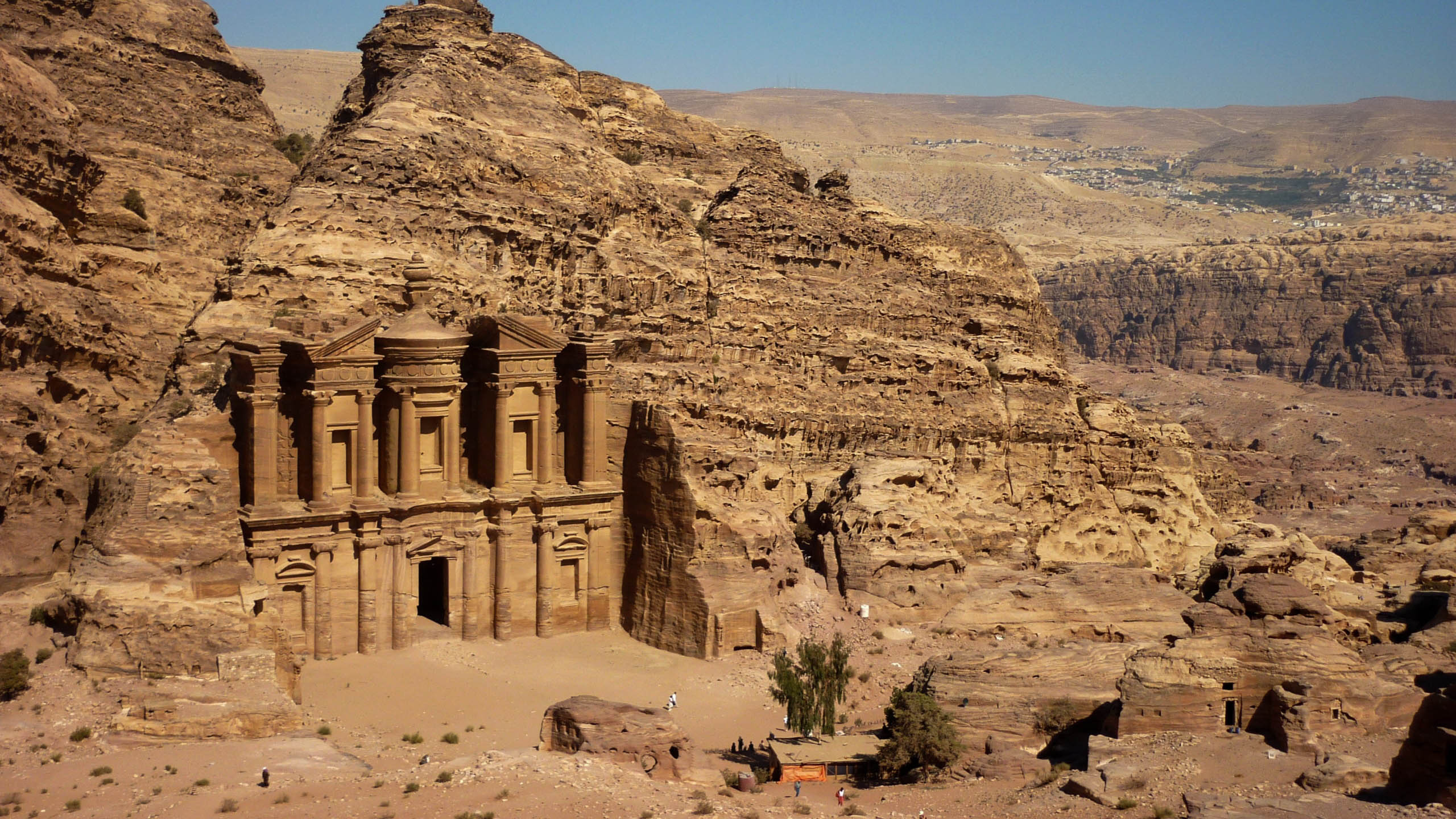 Brown Concrete Building Near Brown Mountain During Daytime. Wallpaper in 2560x1440 Resolution