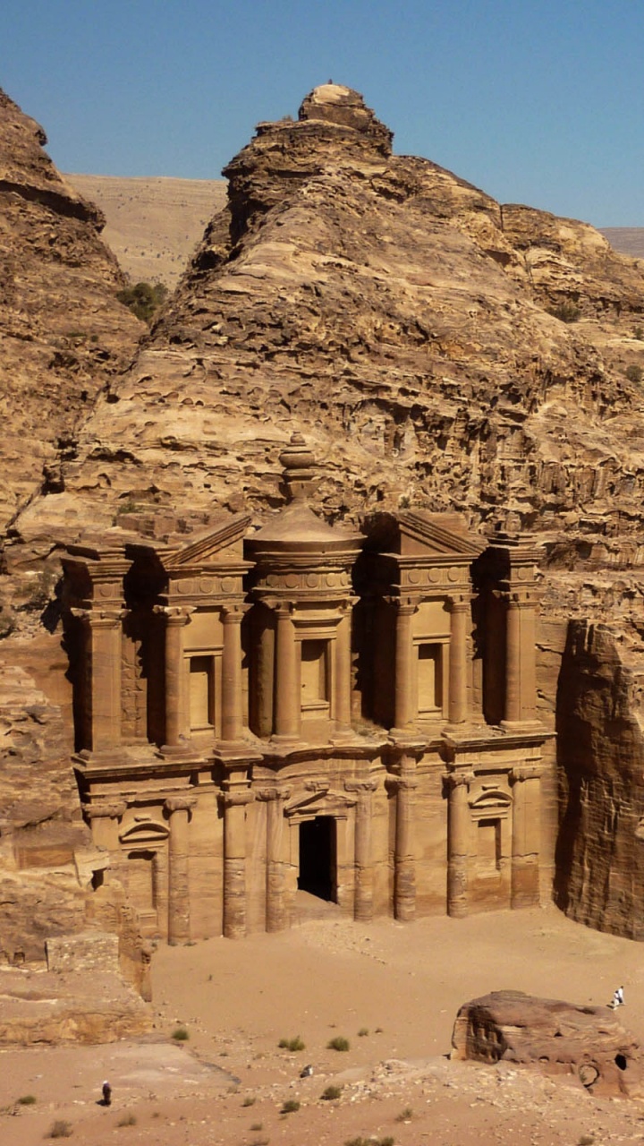 Braunes Betongebäude in Der Nähe Des Braunen Berges Tagsüber. Wallpaper in 720x1280 Resolution