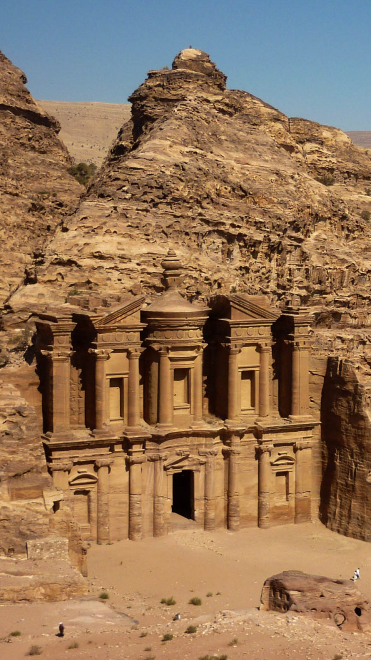 Edificio de Hormigón Marrón Cerca de la Montaña Marrón Durante el Día. Wallpaper in 750x1334 Resolution