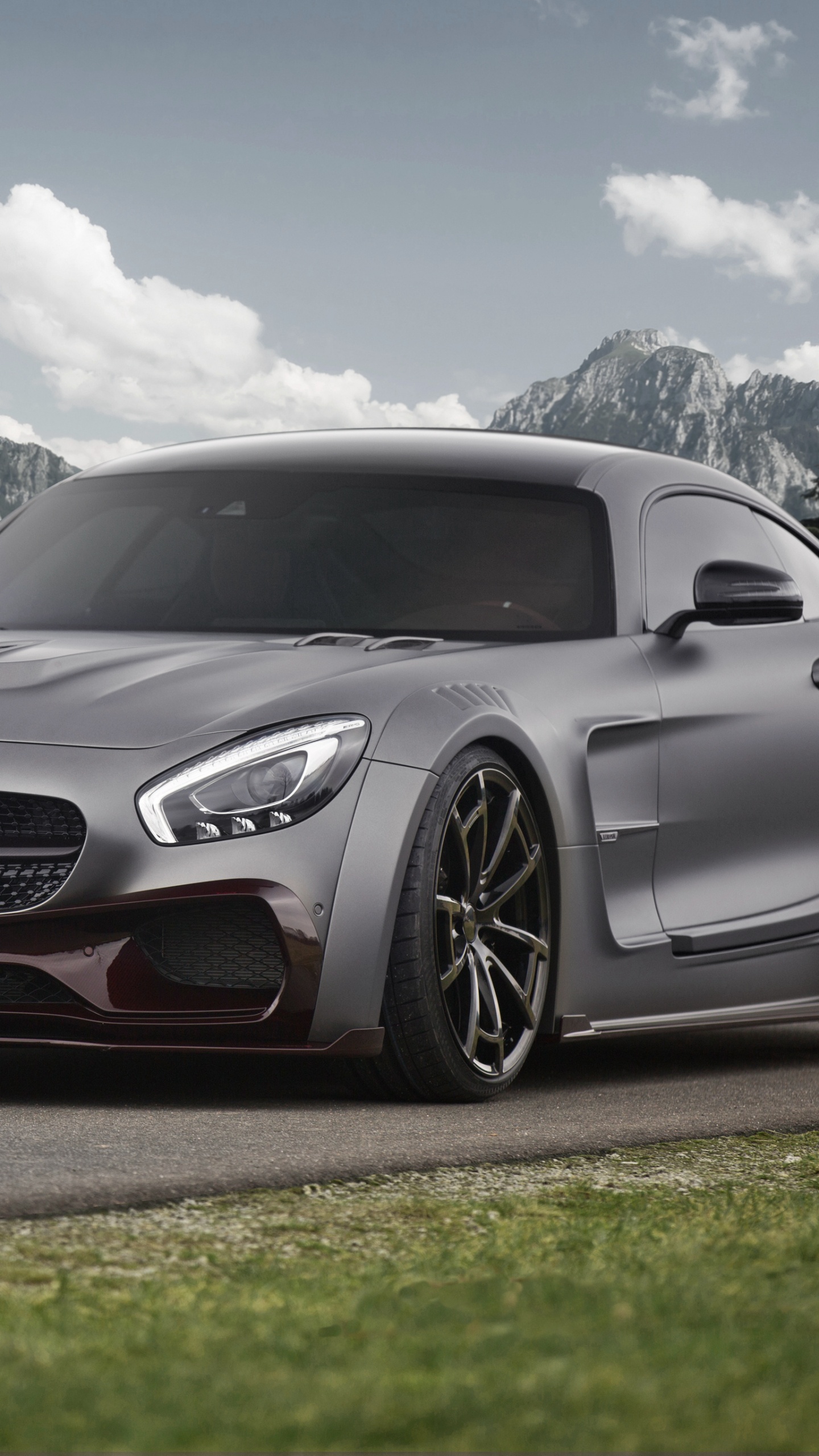 Silbernes Mercedes Benz Coupé Tagsüber Unterwegsup. Wallpaper in 1440x2560 Resolution