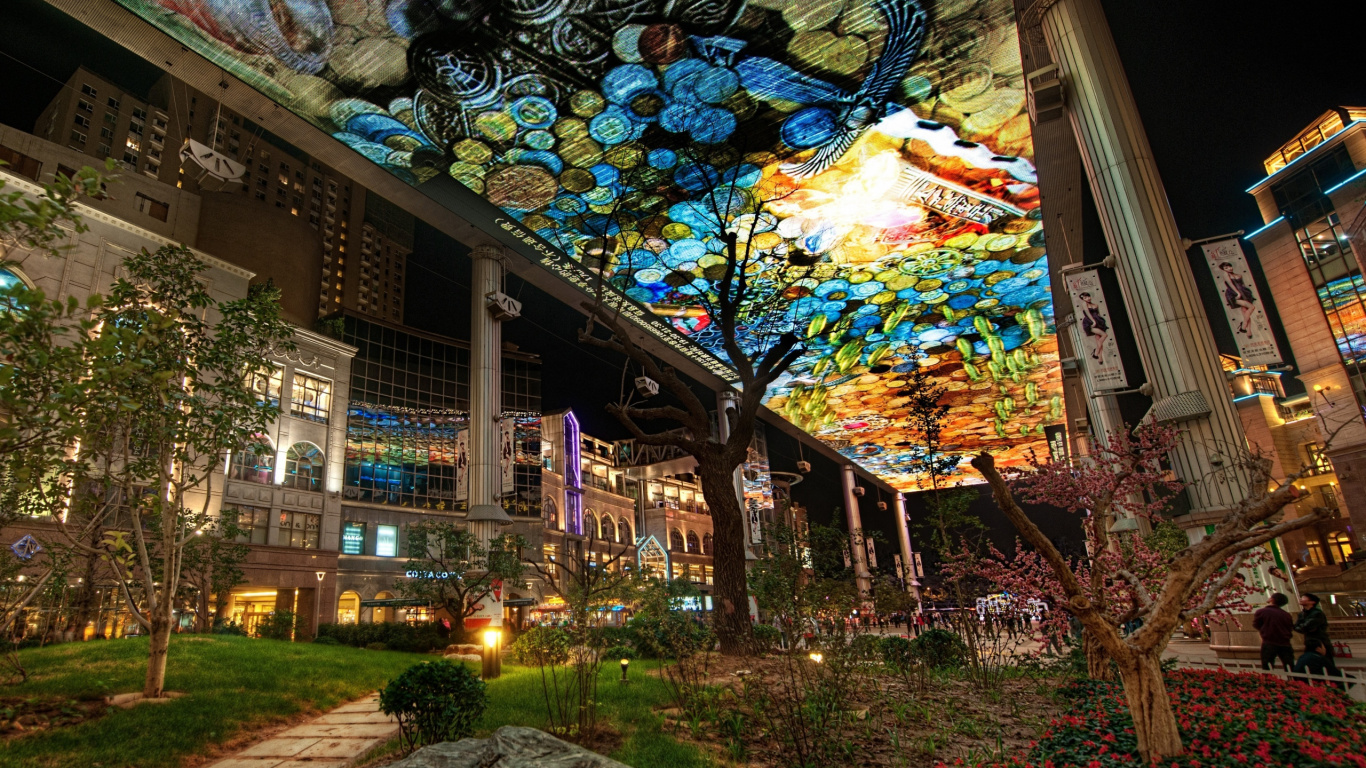 Plantas Verdes Cerca Del Edificio de Hormigón Marrón Durante la Noche. Wallpaper in 1366x768 Resolution