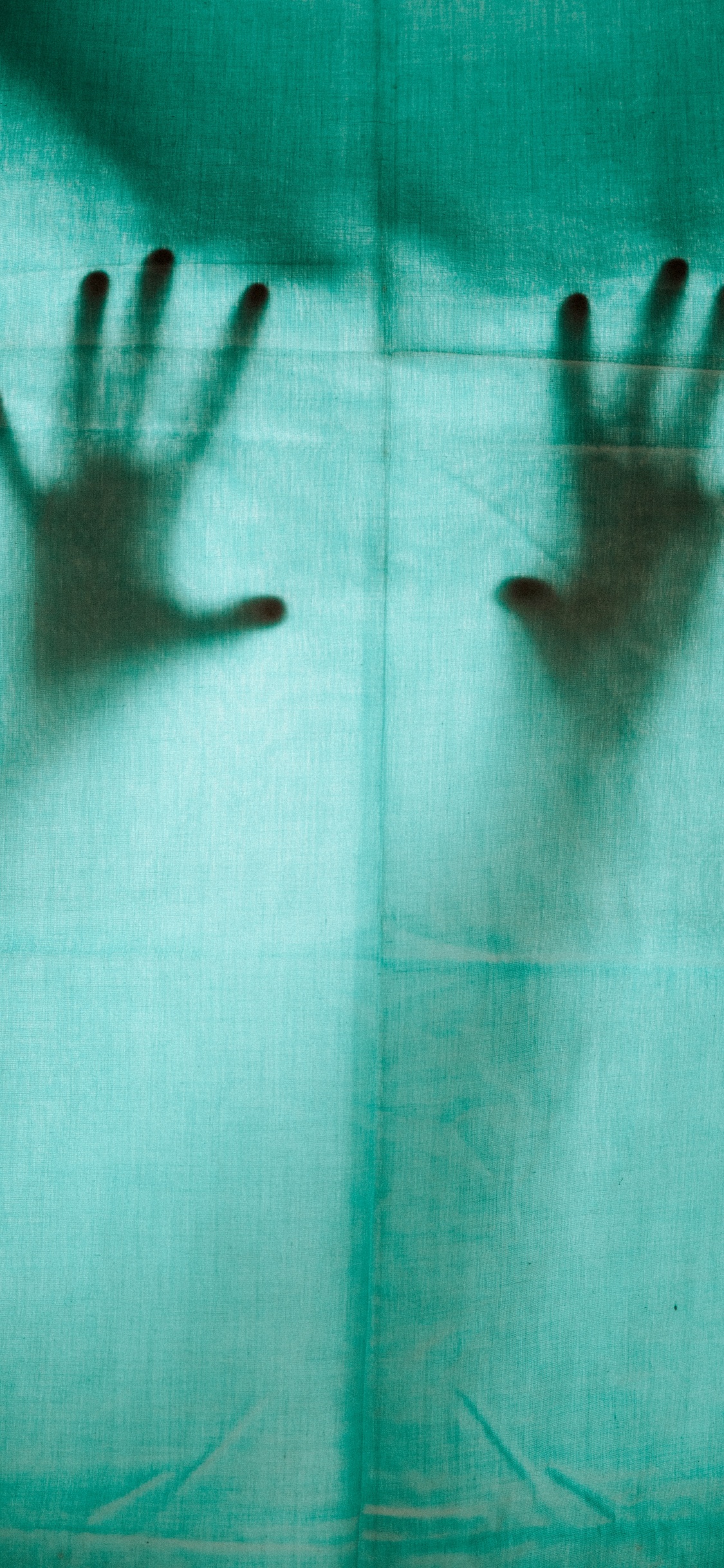 Mano de Personas en Textil Rosa. Wallpaper in 1125x2436 Resolution