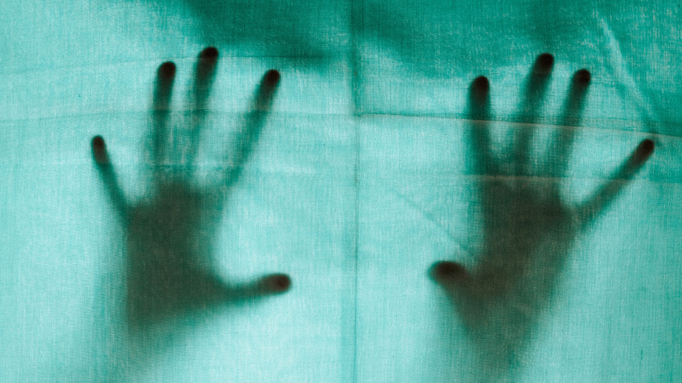 Personen Hand Auf Rosa Textil. Wallpaper in 1366x768 Resolution