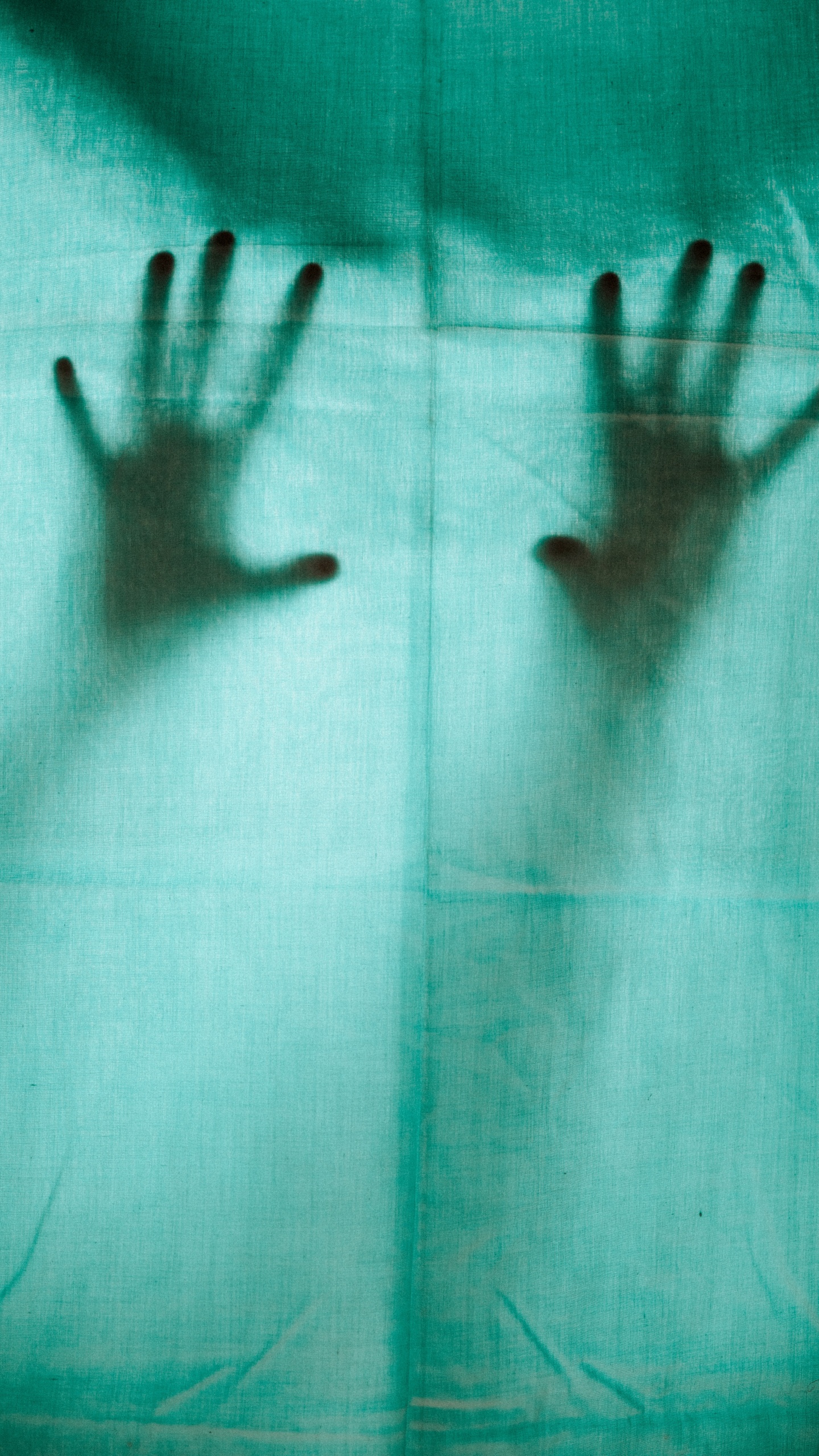 Personen Hand Auf Rosa Textil. Wallpaper in 1440x2560 Resolution