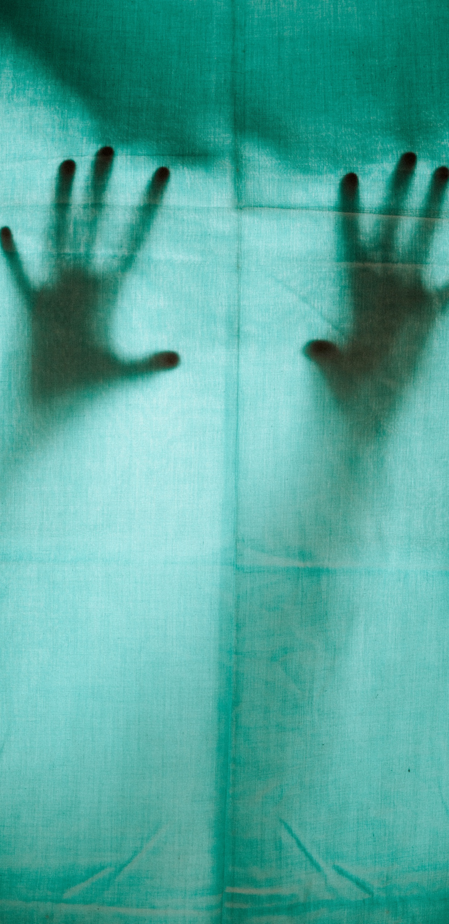 Personen Hand Auf Rosa Textil. Wallpaper in 1440x2960 Resolution