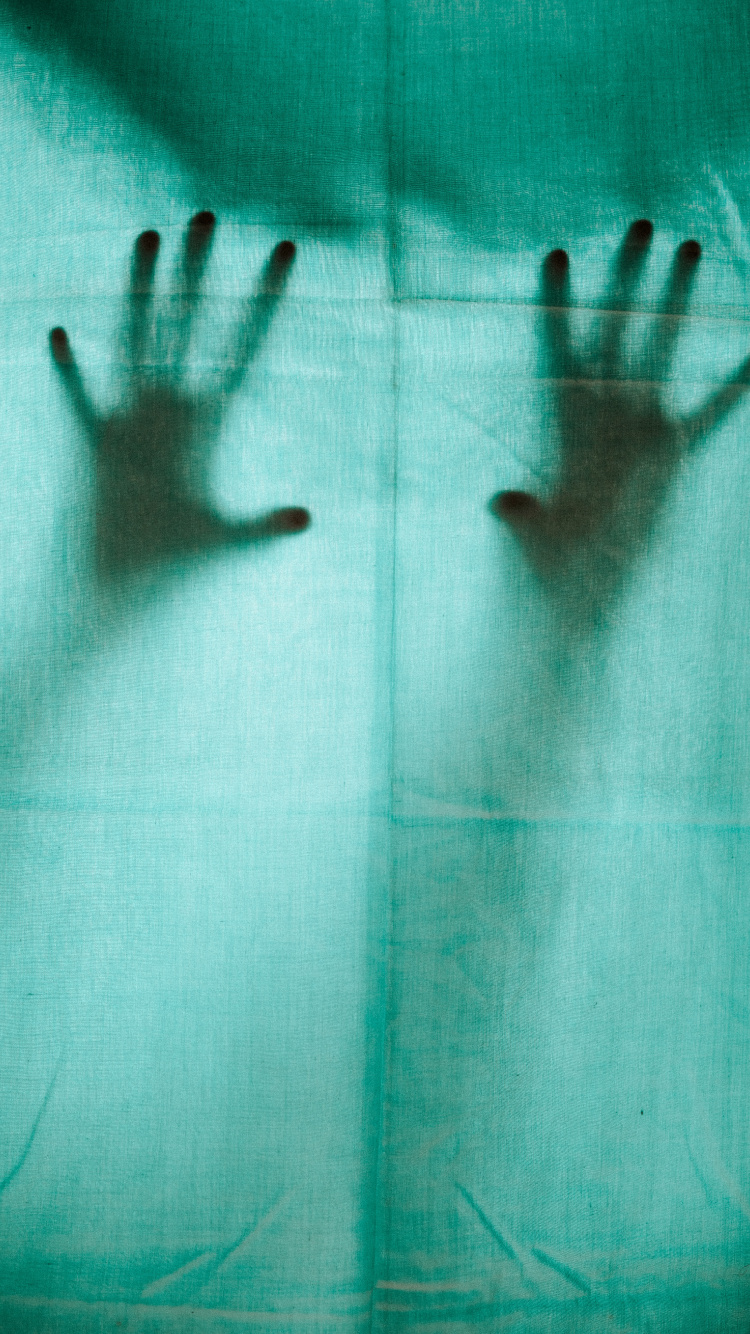 Personen Hand Auf Rosa Textil. Wallpaper in 750x1334 Resolution