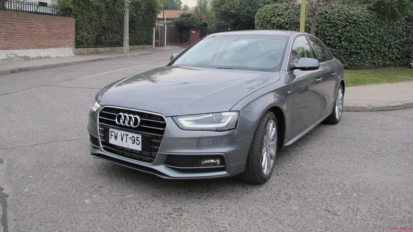 Audi a 4 Coupé Noir Garé Sur Une Route en Béton Gris Pendant la Journée. Wallpaper in 1366x768 Resolution