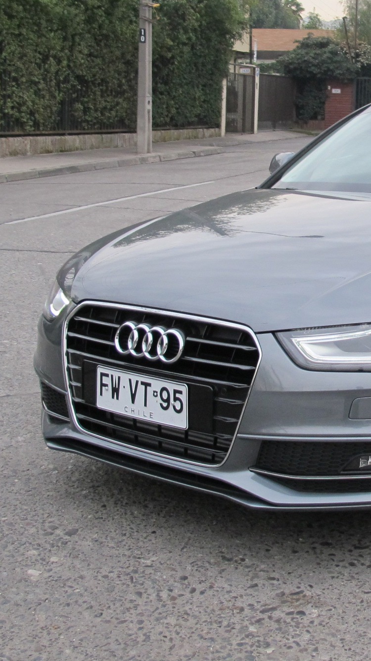 Audi a 4 Coupé Noir Garé Sur Une Route en Béton Gris Pendant la Journée. Wallpaper in 750x1334 Resolution