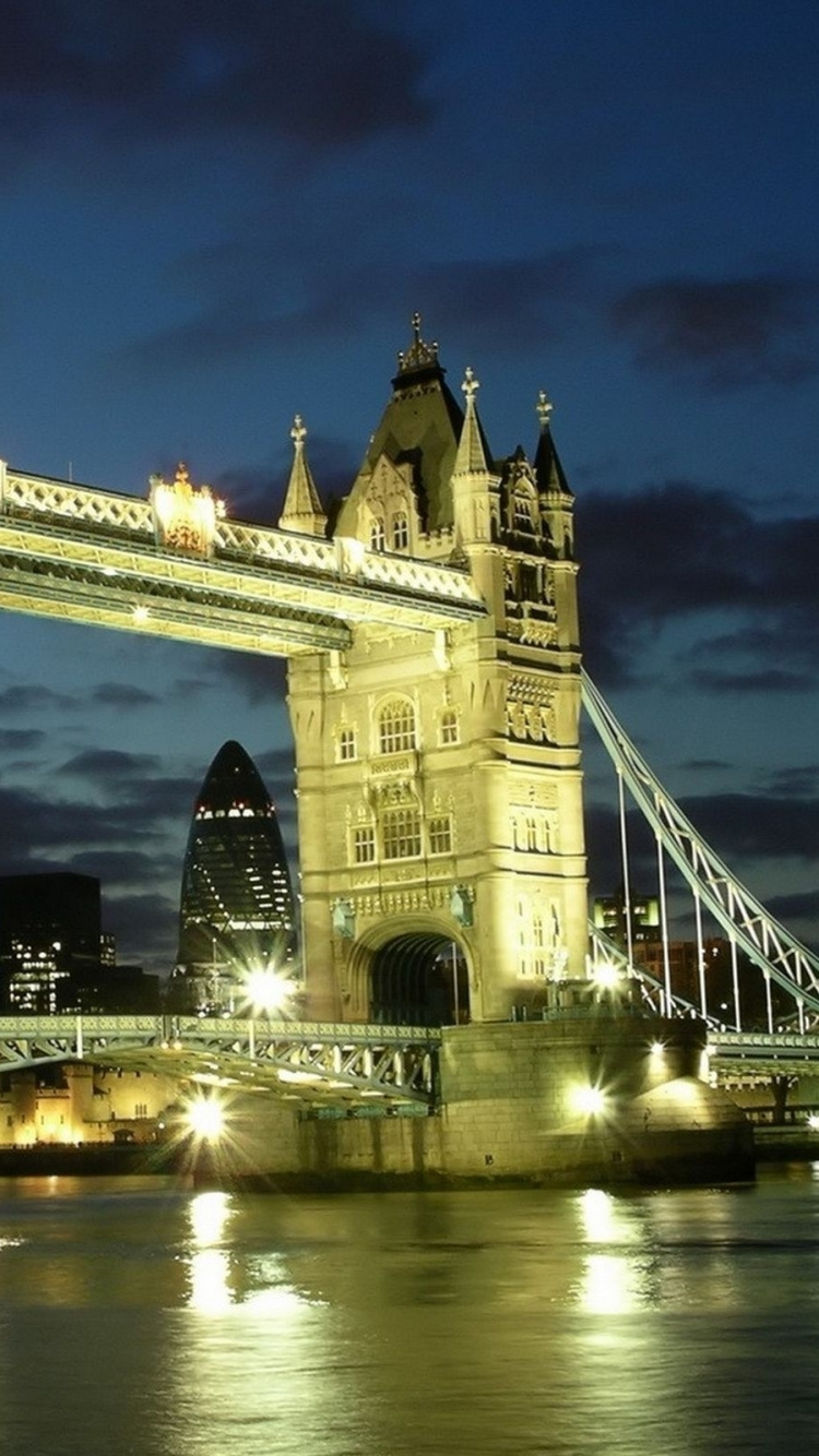 Graues Betongebäude in Der Nähe Von Gewässern Während Der Nacht. Wallpaper in 750x1334 Resolution