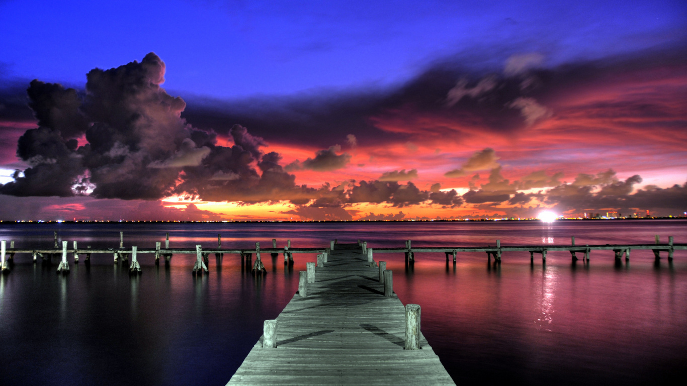 Muelle de Madera Marrón Sobre el Cuerpo de Agua Durante la Puesta de Sol. Wallpaper in 1366x768 Resolution