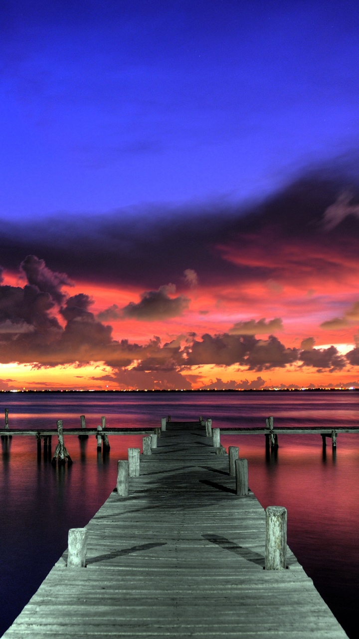 Muelle de Madera Marrón Sobre el Cuerpo de Agua Durante la Puesta de Sol. Wallpaper in 720x1280 Resolution