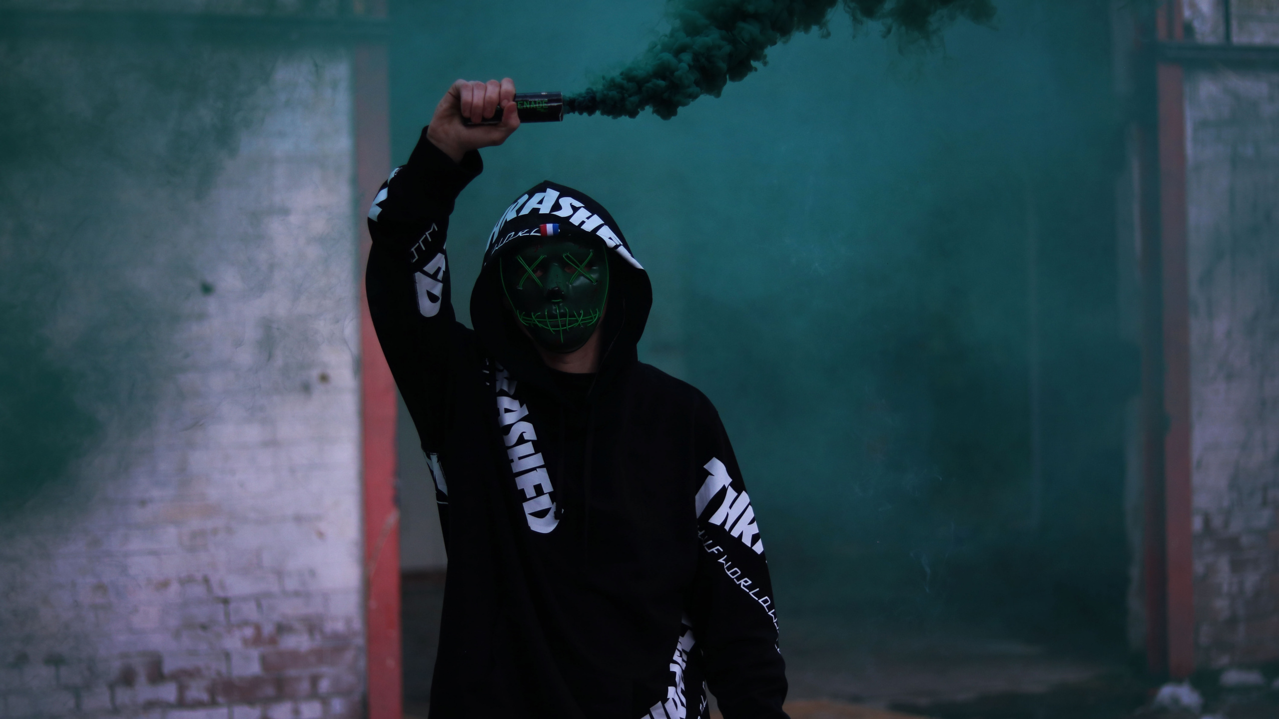 Homme en Sweat à Capuche Adidas Noir et Blanc Tenant Une Fumée Verte. Wallpaper in 2560x1440 Resolution