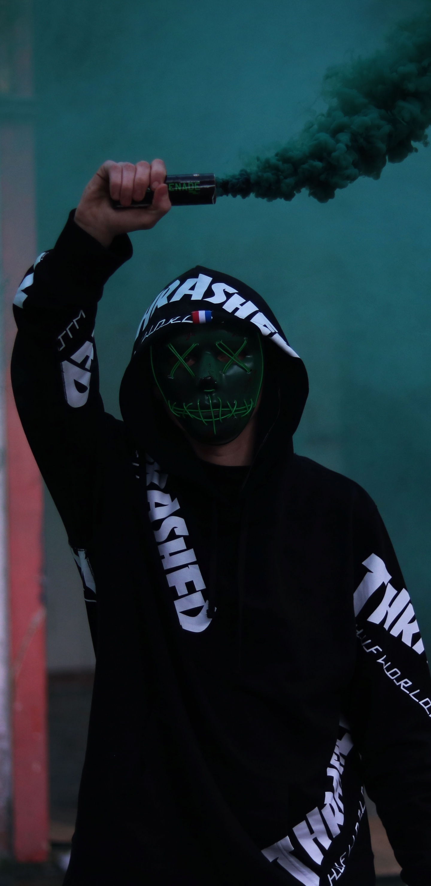 Hombre en Sudadera Con Capucha Adidas en Blanco y Negro Con Humo Verde. Wallpaper in 1440x2960 Resolution