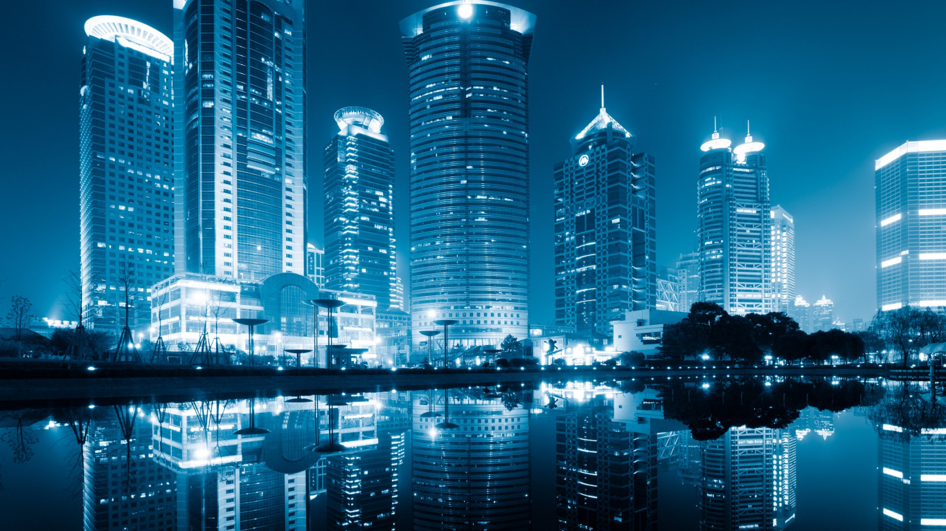 Skyline Der Stadt Über Gewässer Während Der Nacht. Wallpaper in 1366x768 Resolution