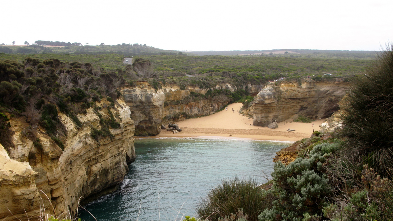 Brown Rock Formation Beside Body of Water During Daytime. Wallpaper in 1366x768 Resolution