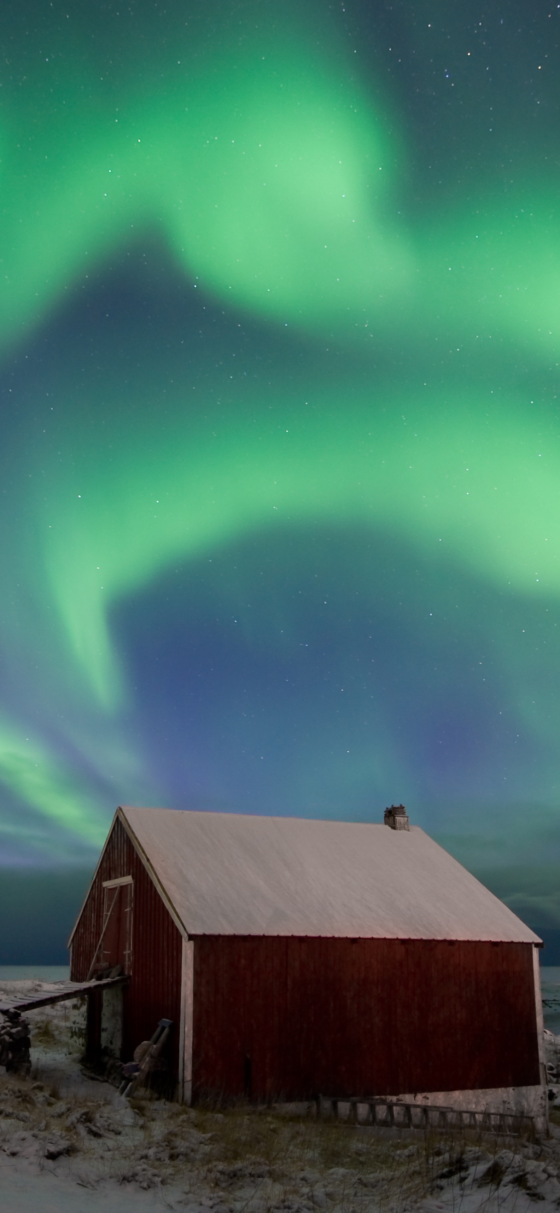 Grange en Bois Marron Sous Ciel Vert. Wallpaper in 1125x2436 Resolution