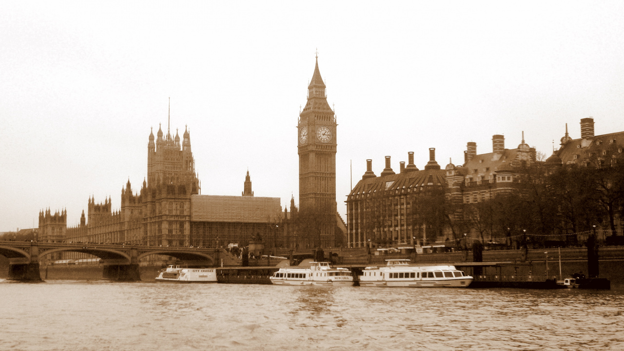 Edificio de Hormigón Marrón Cerca Del Cuerpo de Agua Durante el Día. Wallpaper in 1280x720 Resolution