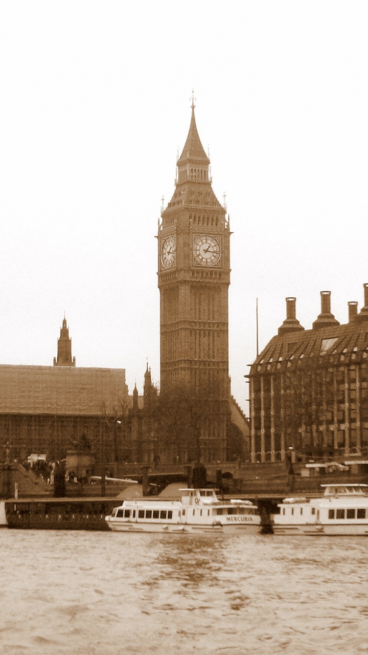 Braunes Betongebäude in Der Nähe Eines Gewässers Tagsüber. Wallpaper in 720x1280 Resolution