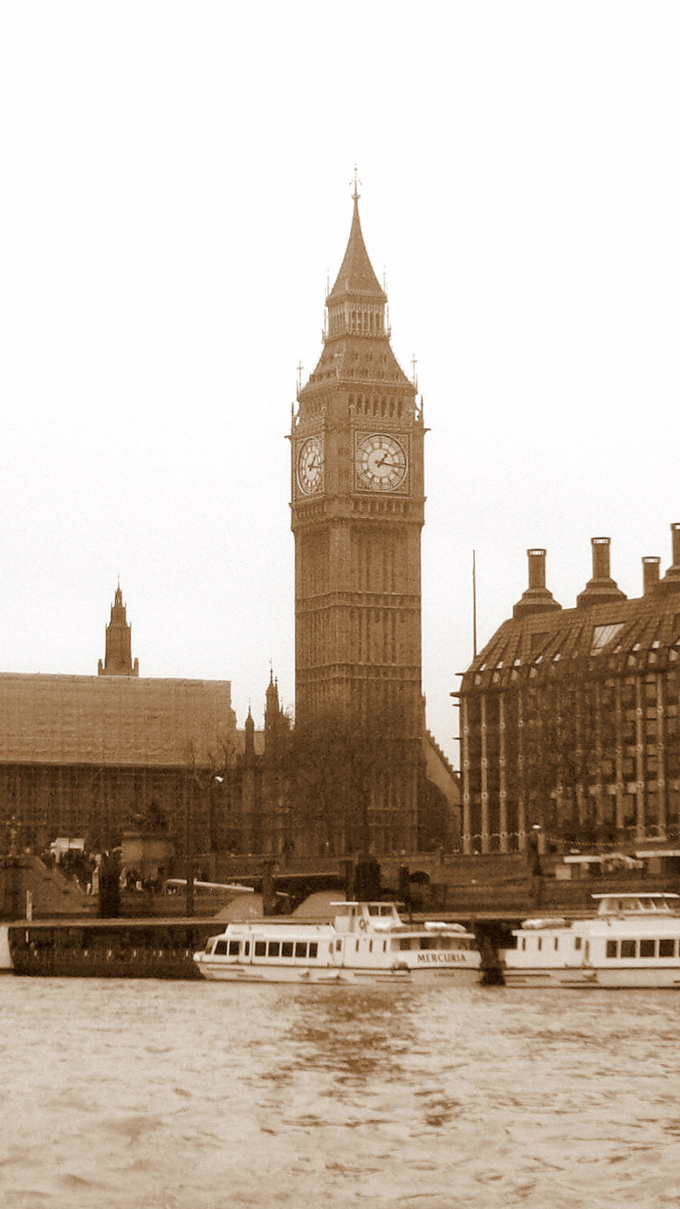 Braunes Betongebäude in Der Nähe Eines Gewässers Tagsüber. Wallpaper in 750x1334 Resolution