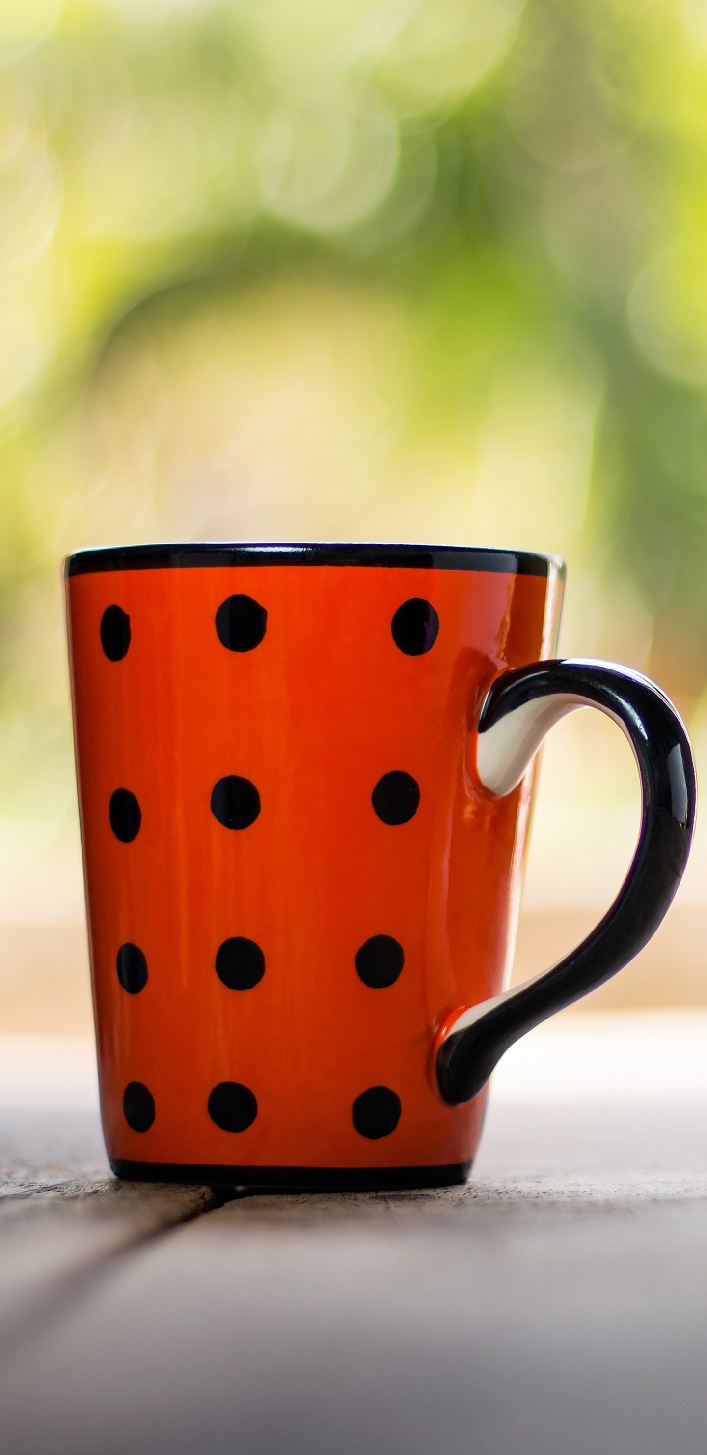 Mug en Céramique à Pois Rouges et Blancs Sur Tableau Blanc. Wallpaper in 1440x2960 Resolution