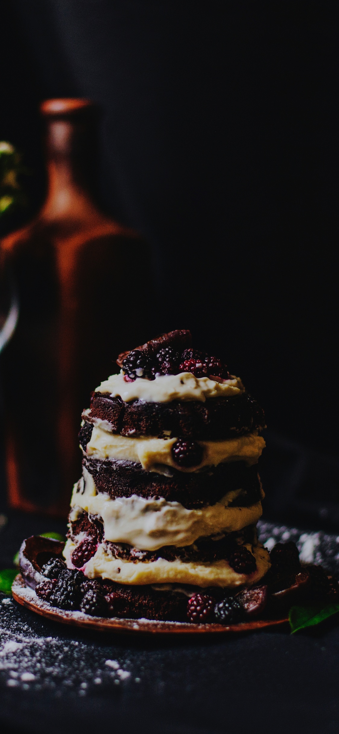 Cupcake Marron et Blanc Sur Tableau Noir. Wallpaper in 1125x2436 Resolution