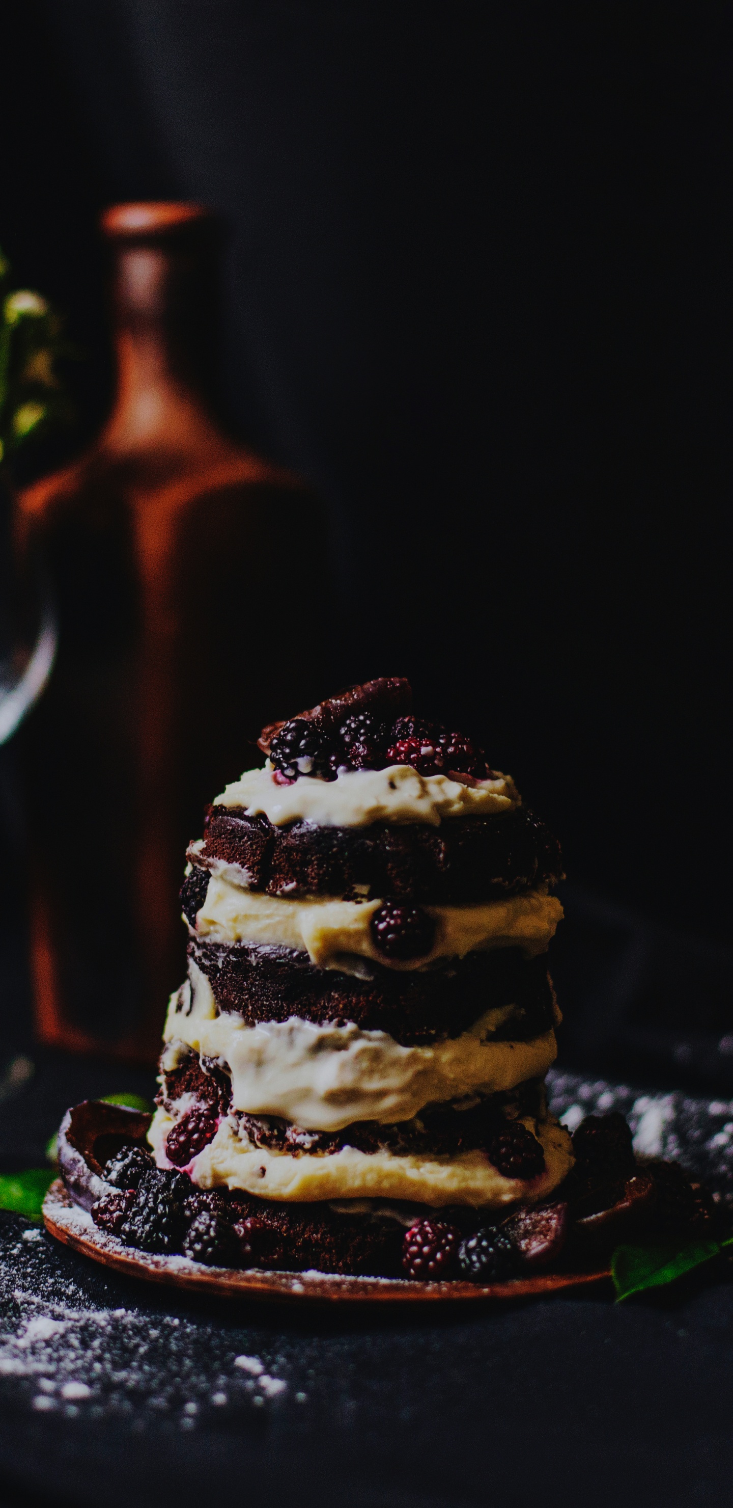 Cupcake Marron et Blanc Sur Tableau Noir. Wallpaper in 1440x2960 Resolution