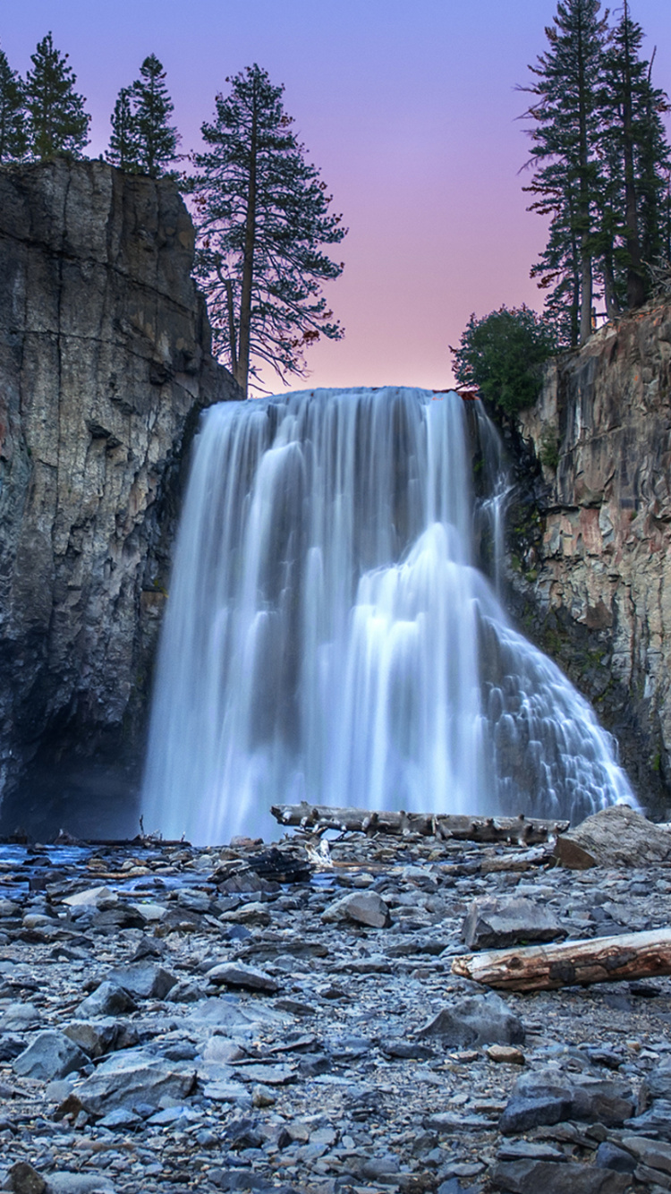 Wasserfälle Auf Einem Felsigen Berg Tagsüber. Wallpaper in 750x1334 Resolution