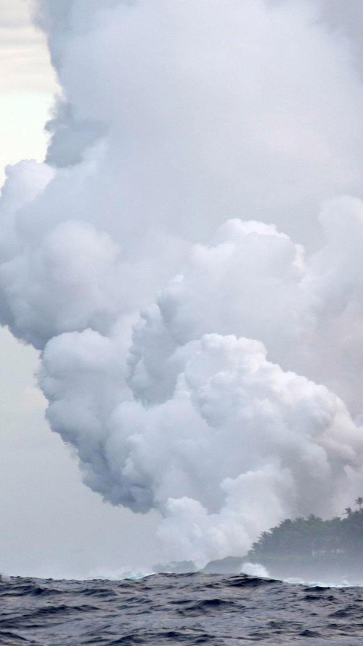 Weiße Wolken Über Dem Meer. Wallpaper in 720x1280 Resolution