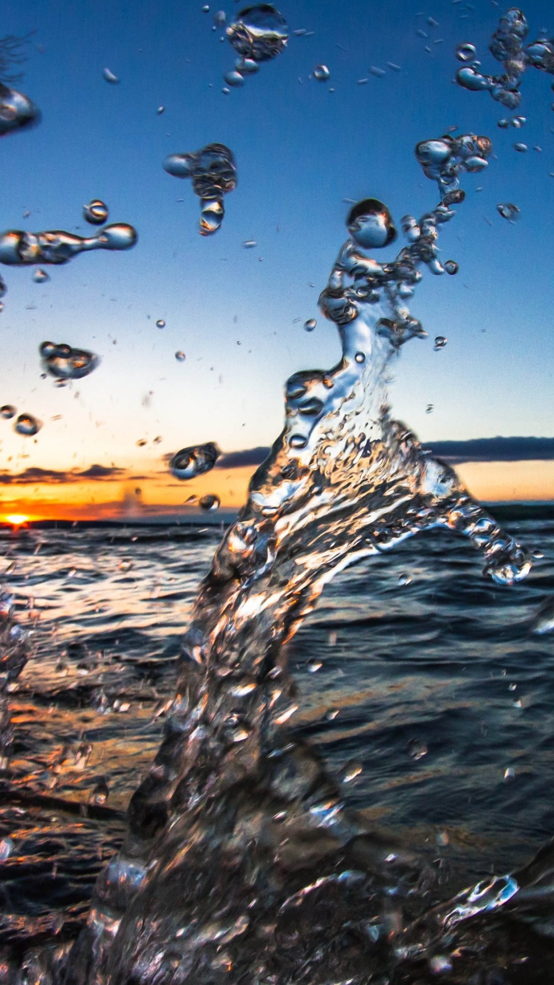 Éclaboussures D'eau Sur le Rivage Rocheux Brun Pendant le Coucher du Soleil. Wallpaper in 1080x1920 Resolution