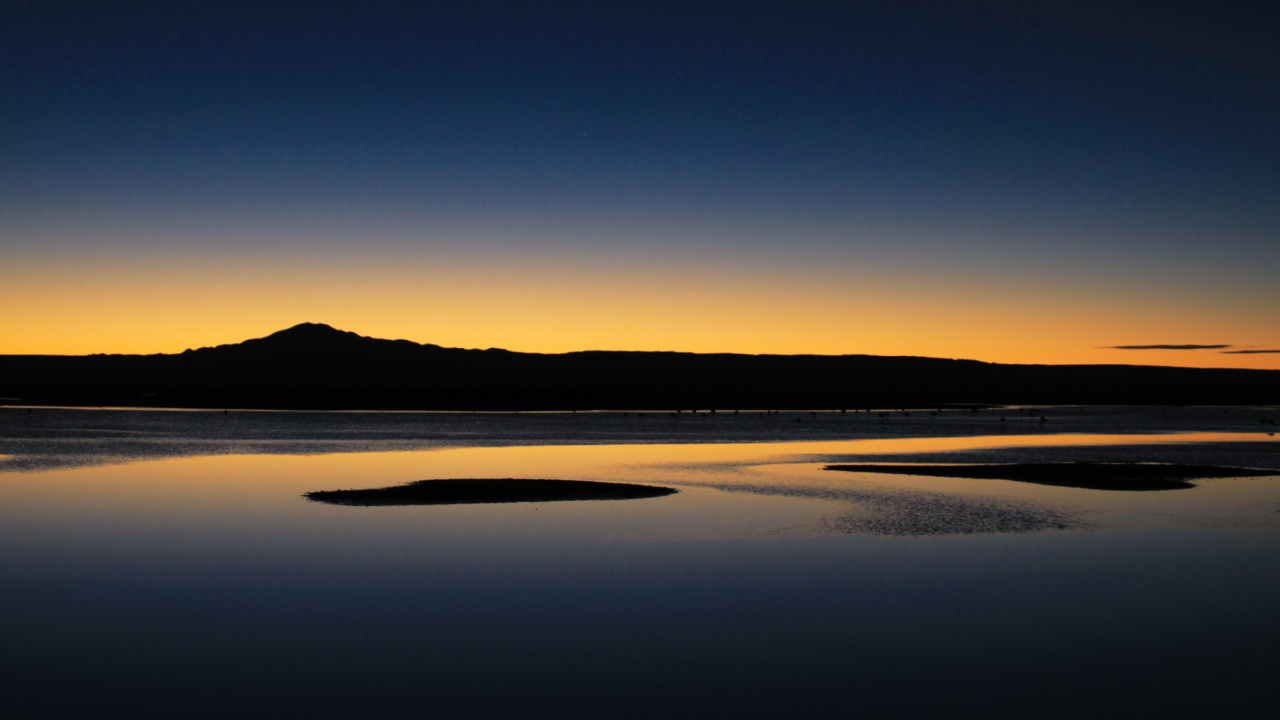 Silhouette de Montagne Près D'un Plan D'eau Pendant la Journée. Wallpaper in 1280x720 Resolution