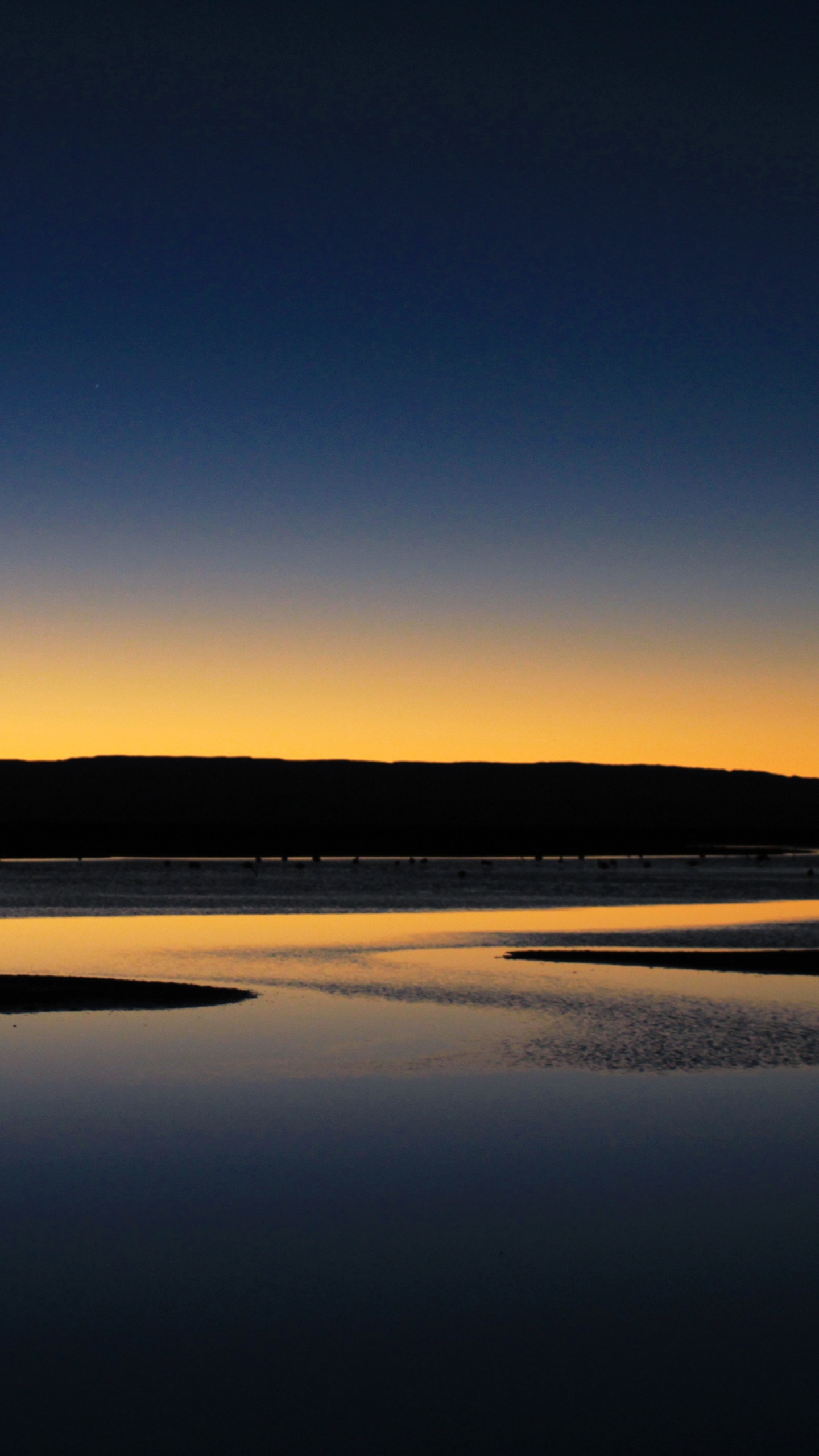 Silhouette of Mountain Near Body of Water During Daytime. Wallpaper in 1440x2560 Resolution