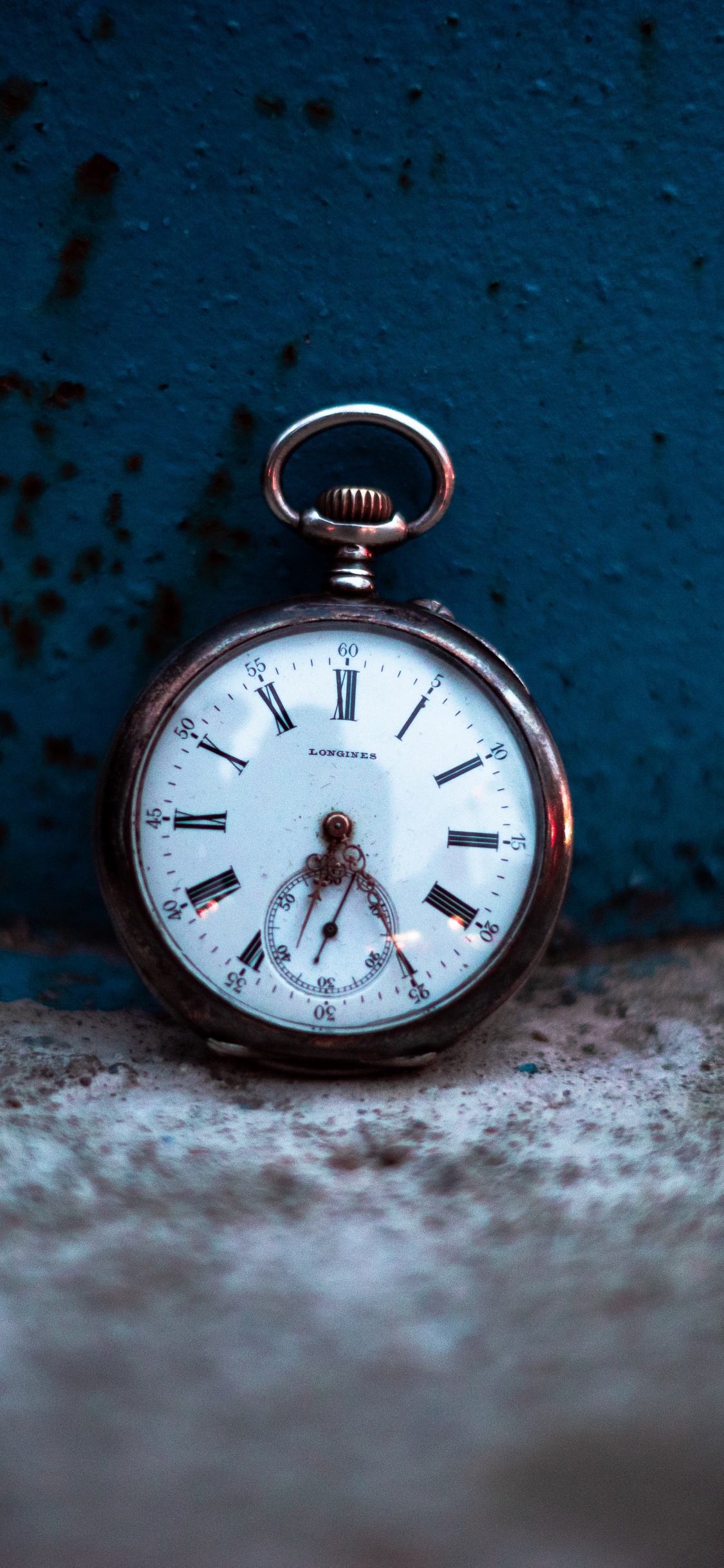 Silver Pocket Watch at 10 00. Wallpaper in 1125x2436 Resolution