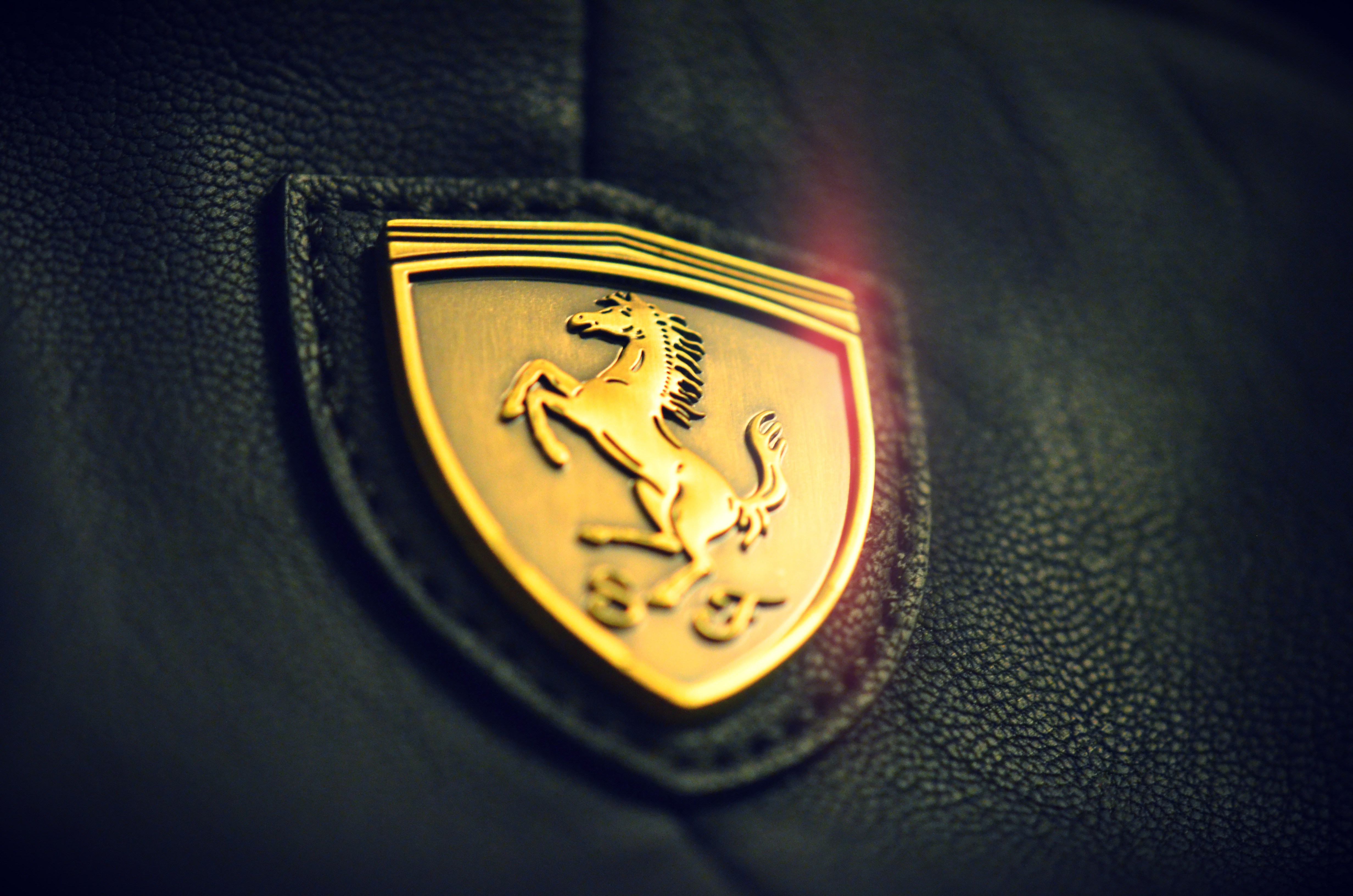 fondo de pantalla con el logotipo de ferrari blanco