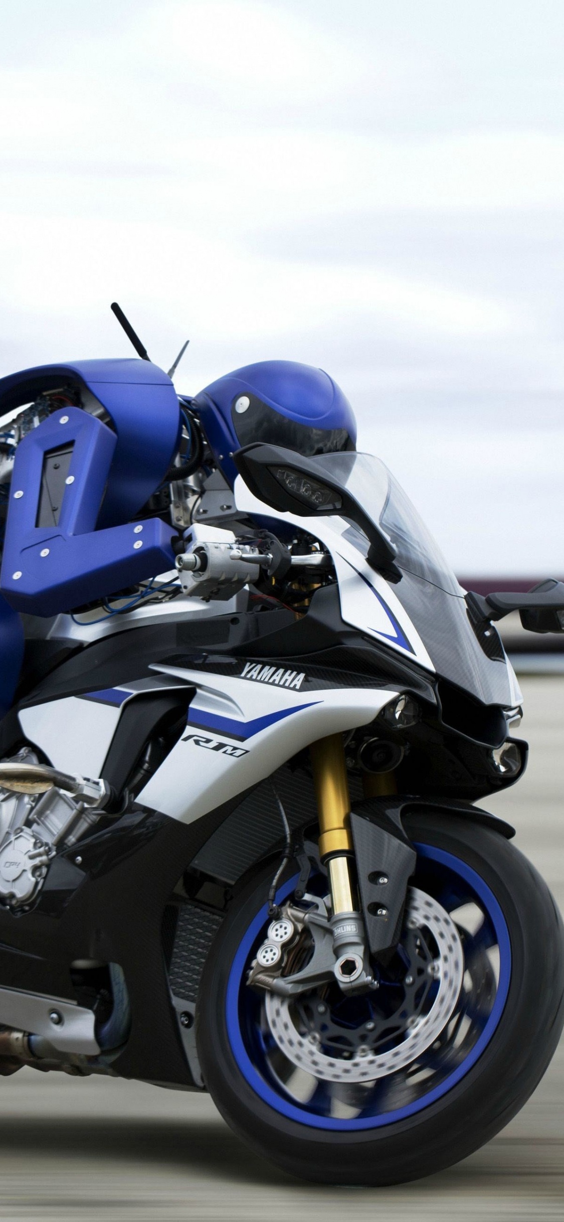 Bicicleta Deportiva Azul y Negra en la Carretera Durante el Día.. Wallpaper in 1125x2436 Resolution