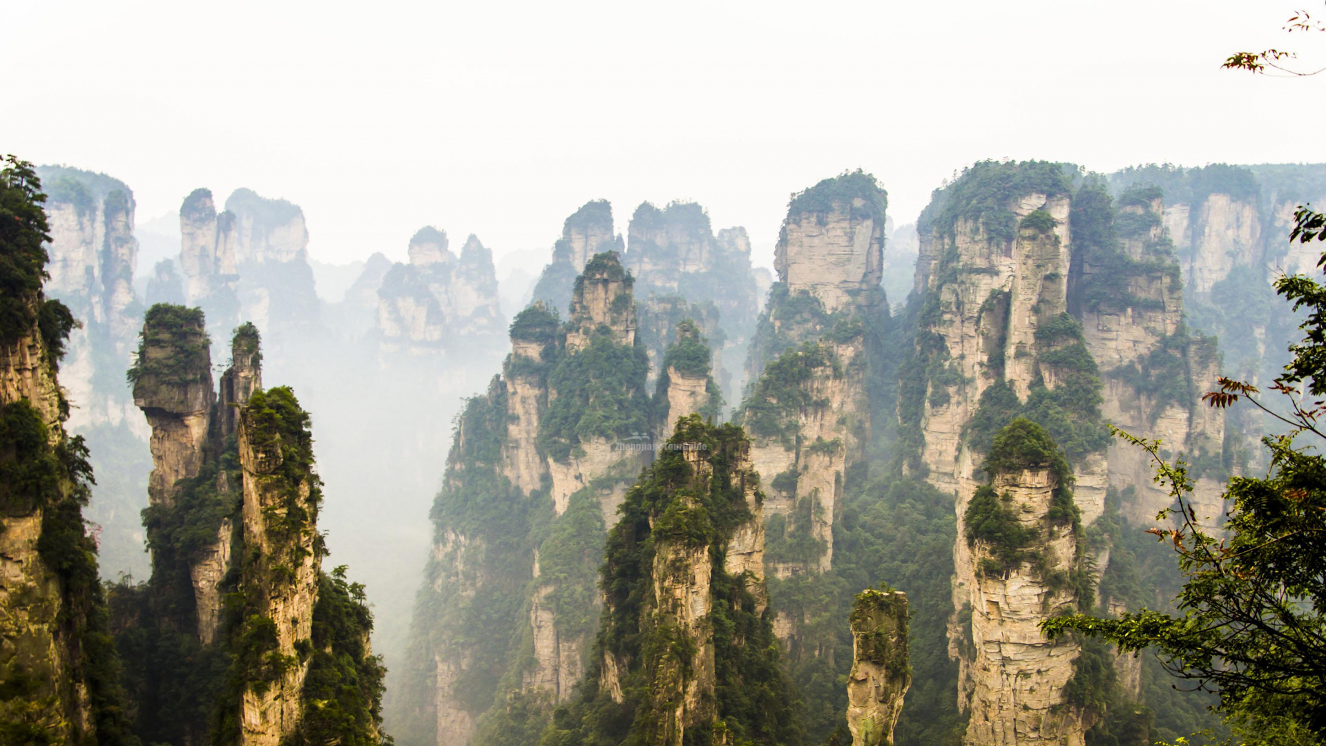 Montaña Rocosa Verde y Marrón Bajo un Cielo Blanco Durante el Día. Wallpaper in 1920x1080 Resolution