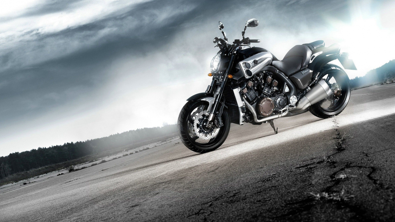 Motocicleta Cruiser Negra y Plateada en la Carretera Durante el Día. Wallpaper in 1366x768 Resolution