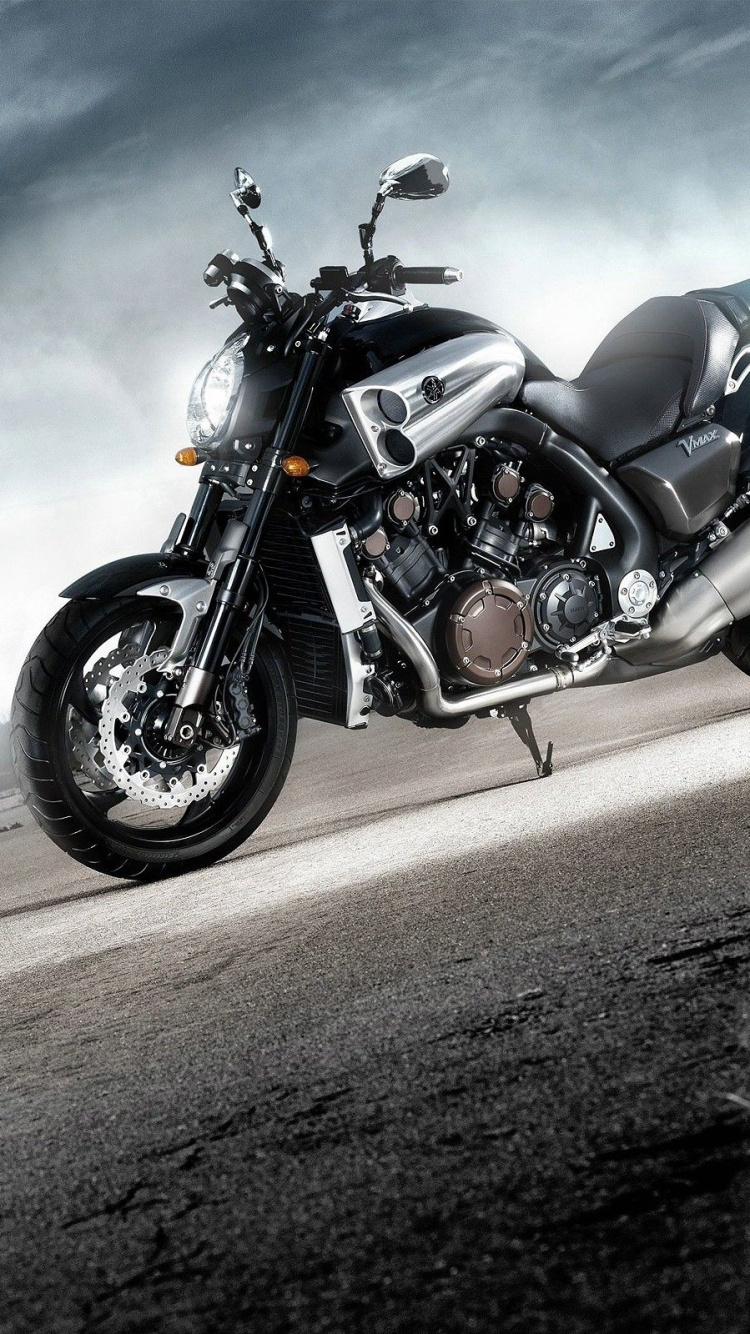 Motocicleta Cruiser Negra y Plateada en la Carretera Durante el Día. Wallpaper in 750x1334 Resolution