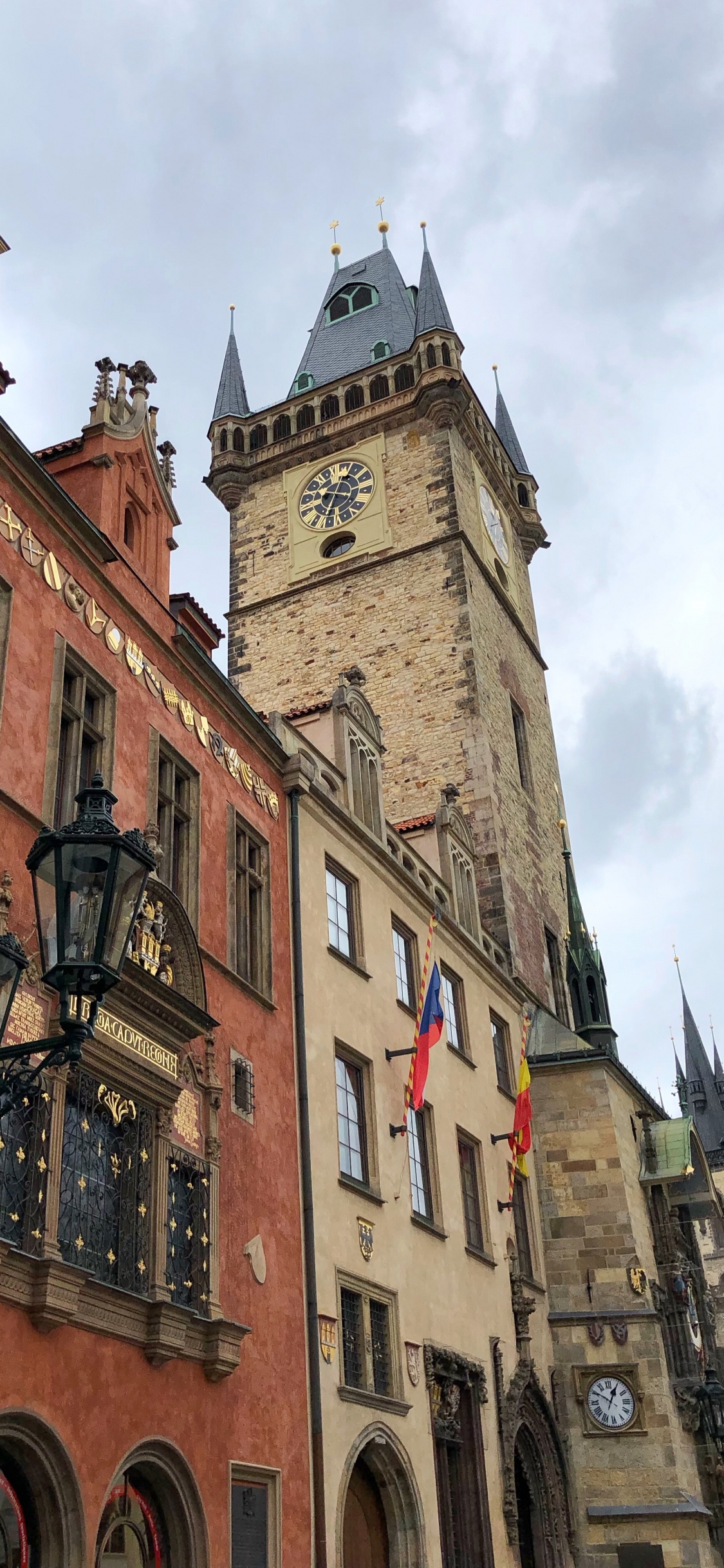 Altstädter, Die Prager Astronomische Uhr, Fenster, Fassade, Turmspitze. Wallpaper in 1125x2436 Resolution