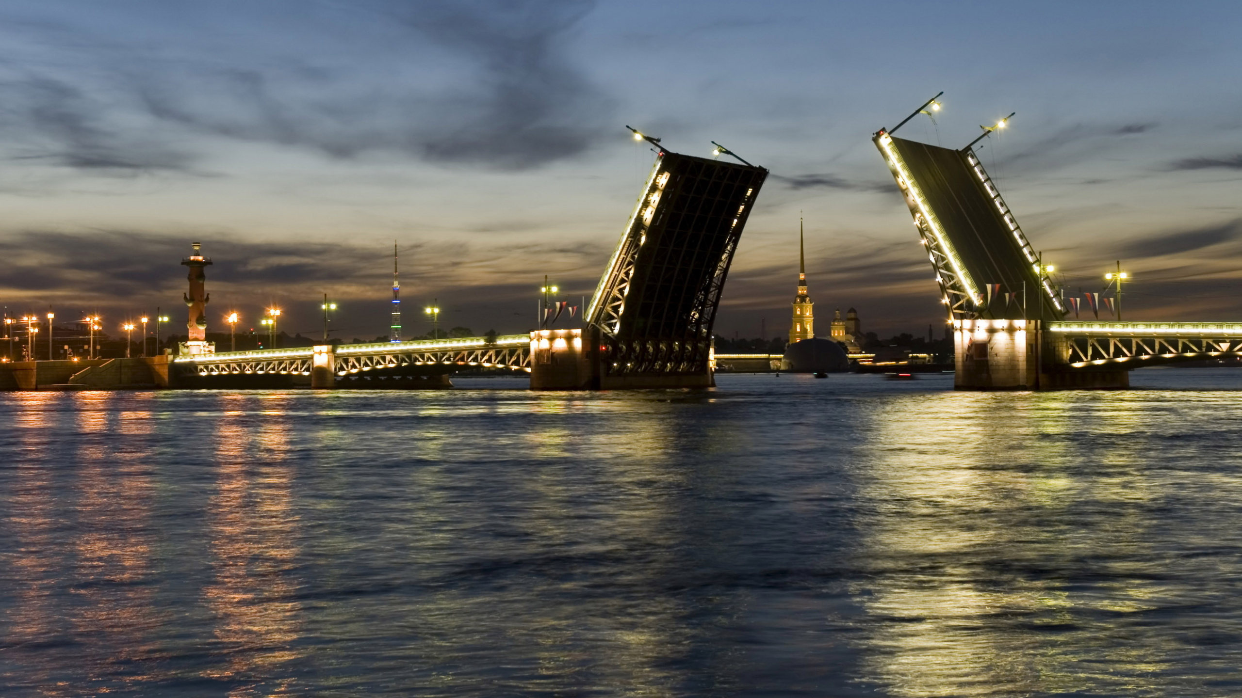 Puente Sobre el Agua Durante la Noche. Wallpaper in 2560x1440 Resolution