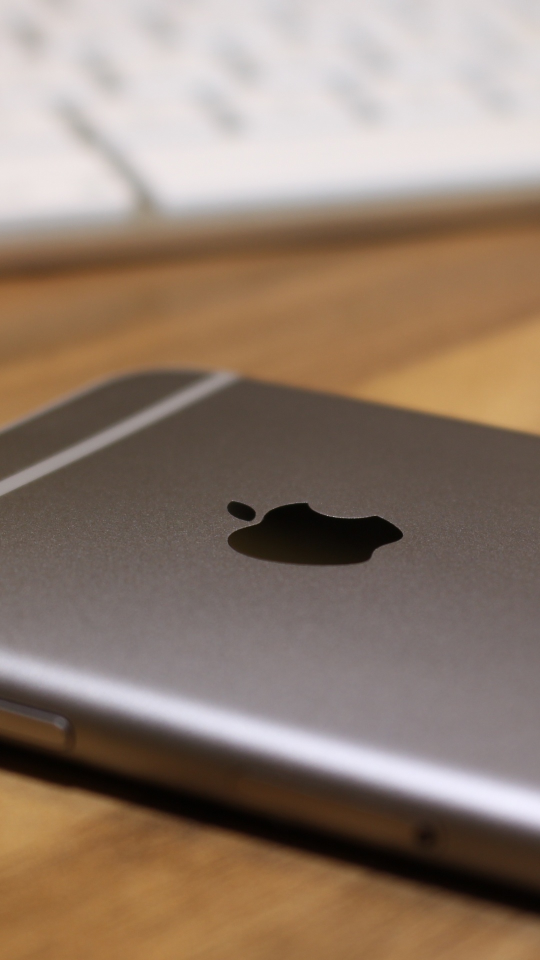 Macbook Argent Sur Table en Bois Marron. Wallpaper in 1080x1920 Resolution