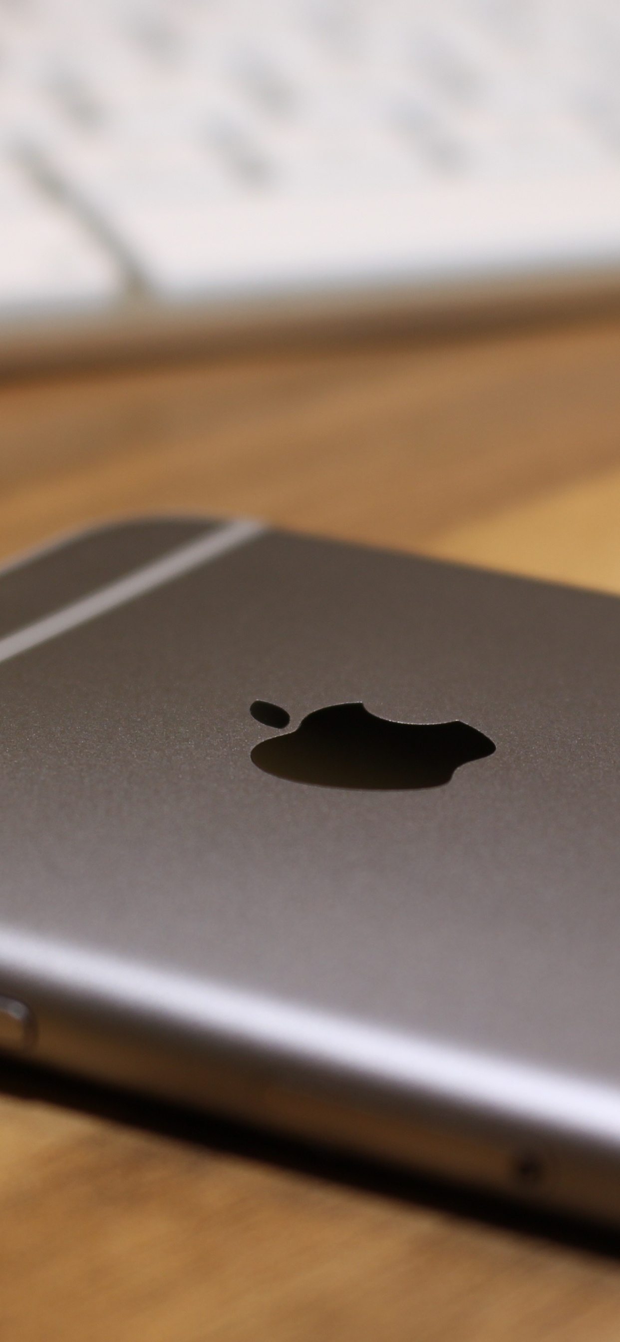 Macbook Argent Sur Table en Bois Marron. Wallpaper in 1242x2688 Resolution