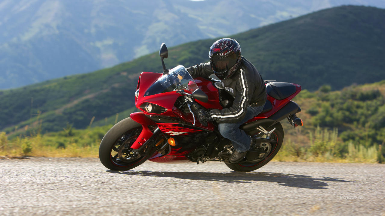 Homme en Veste Noire Équitation Vélo de Sport Rouge. Wallpaper in 1280x720 Resolution